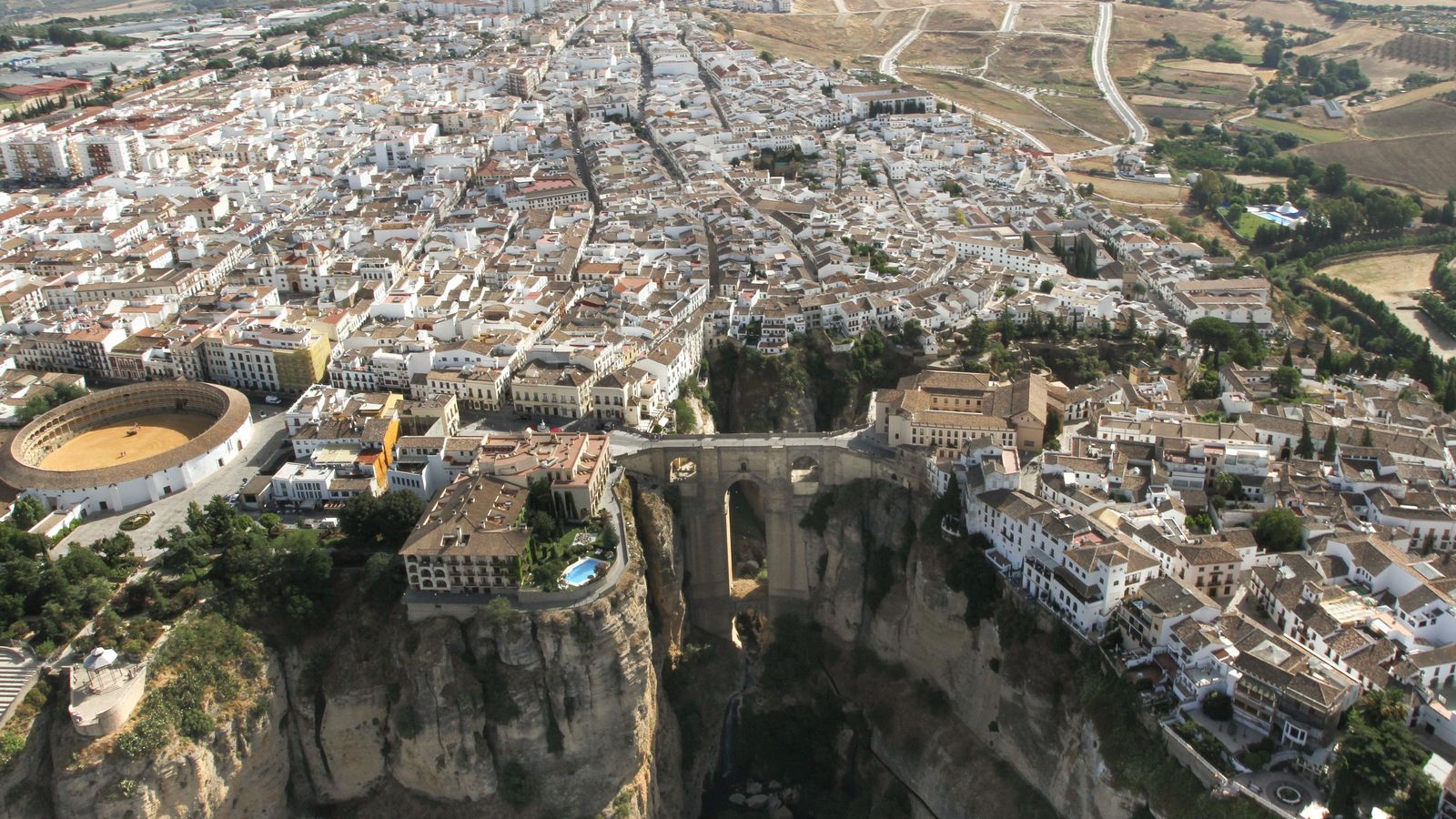 Ronda y, junto al Tajo, El Parador.