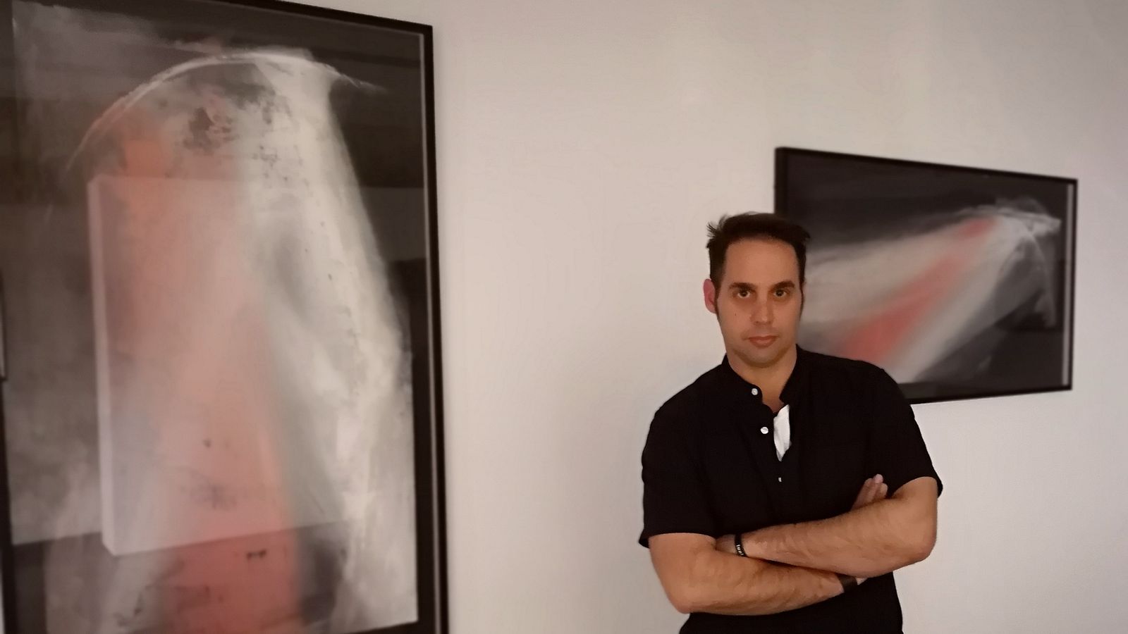 El autor, junto a una de sus obras.