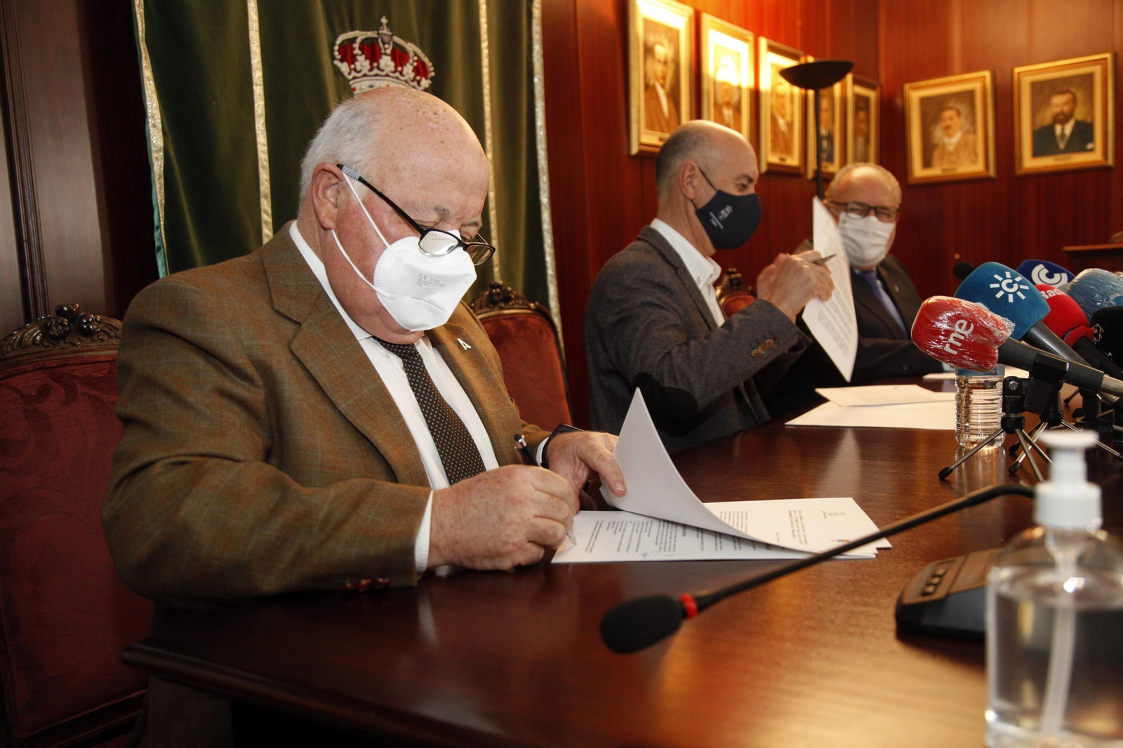 Momento de la firma del protocolo de colaboración entre el Ayuntamiento y la Consejería