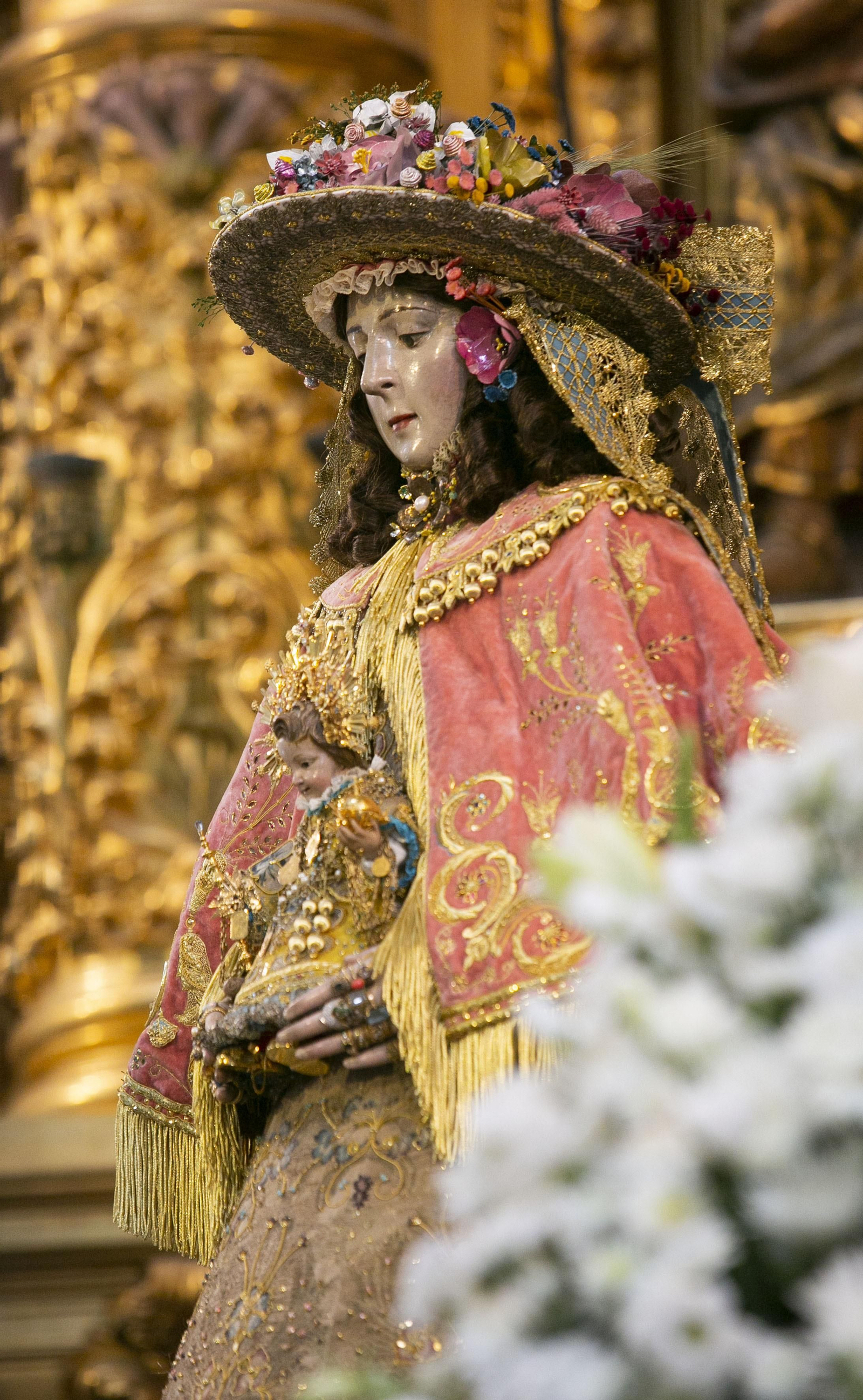 Primero plano de la Patrona de Almonte y del Pastorcito.