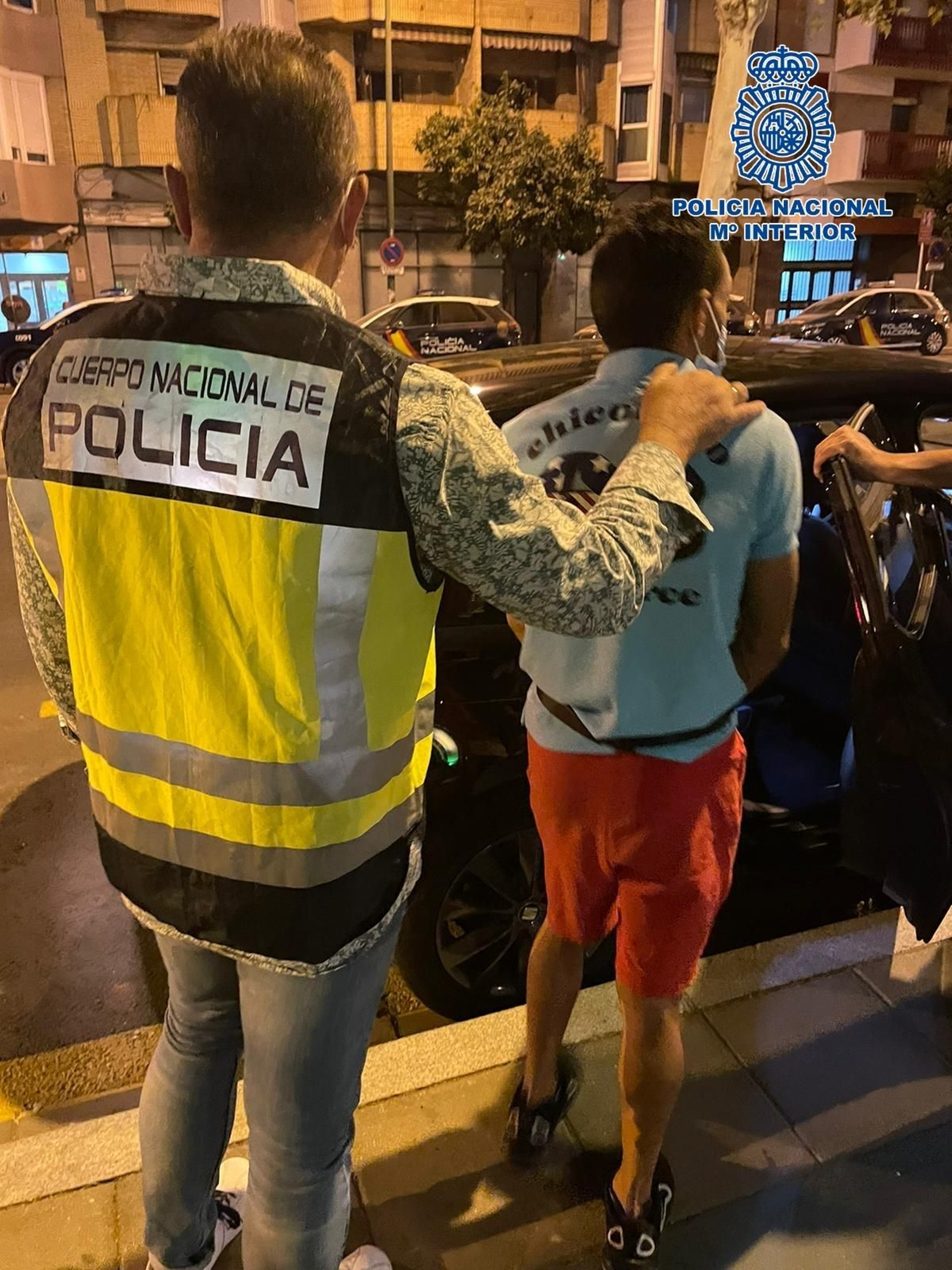 La Policía Nacional conduce al detenido hasta el patrullero.