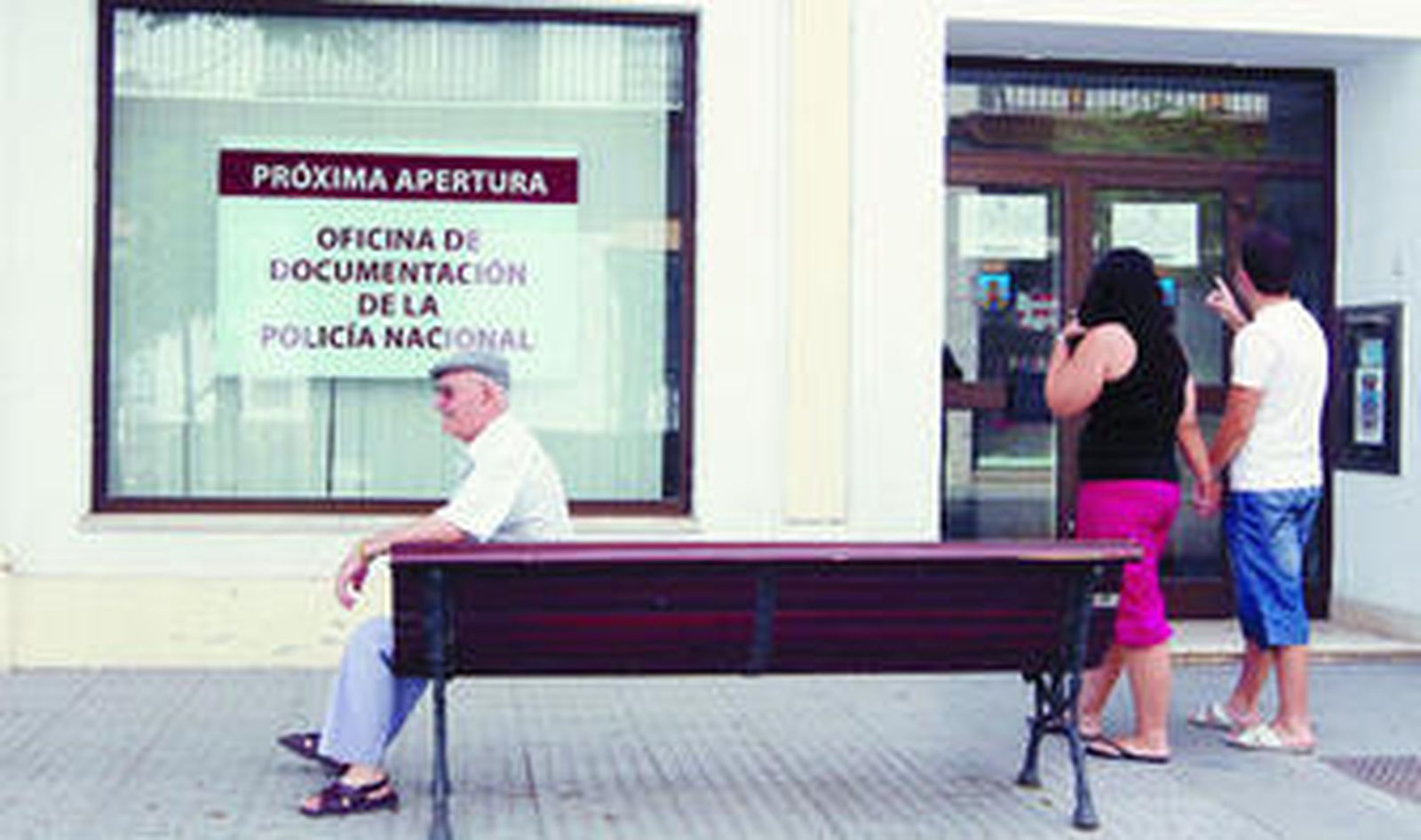 Vista de la unidad administrativa del Cuerpo Nacional de la Policía en la calle La Plaza.