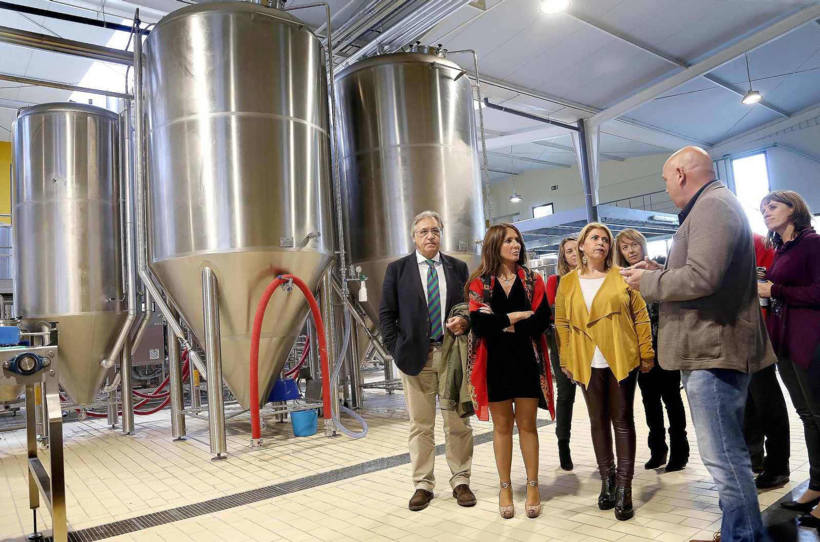 La delegada provincial de Empleo y la alcaldesa, ayer durante la visita a La Pepa.