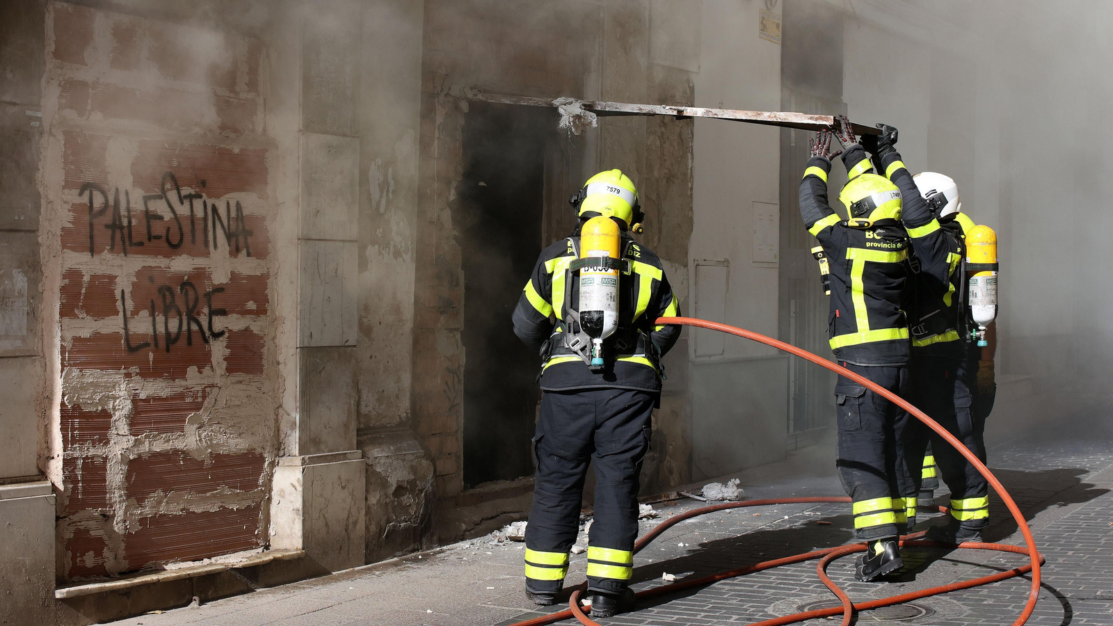 Los bomberos de Jerez intervienen en un incendio de un inmueble en calle Bizcocheros