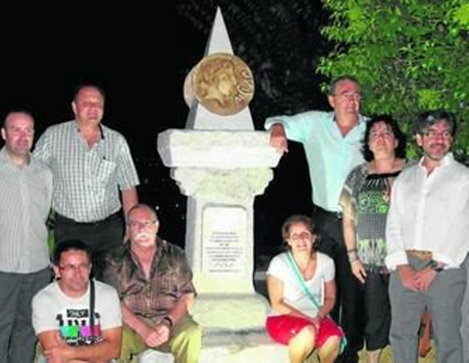 Autoridades posaron con el monumento, una vez descubierto.