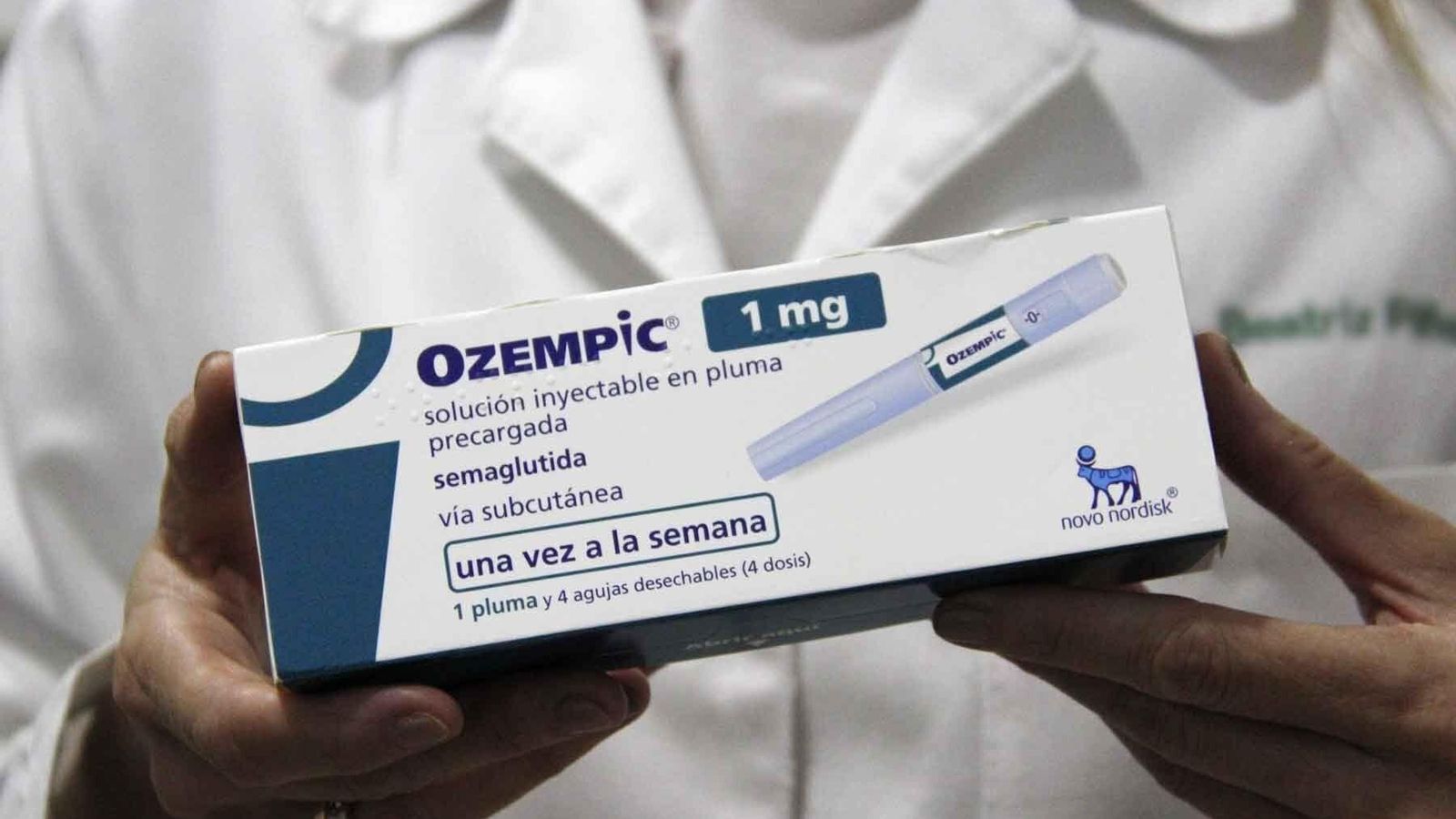 Un farmacéutico muestra una caja de Ozempic.
