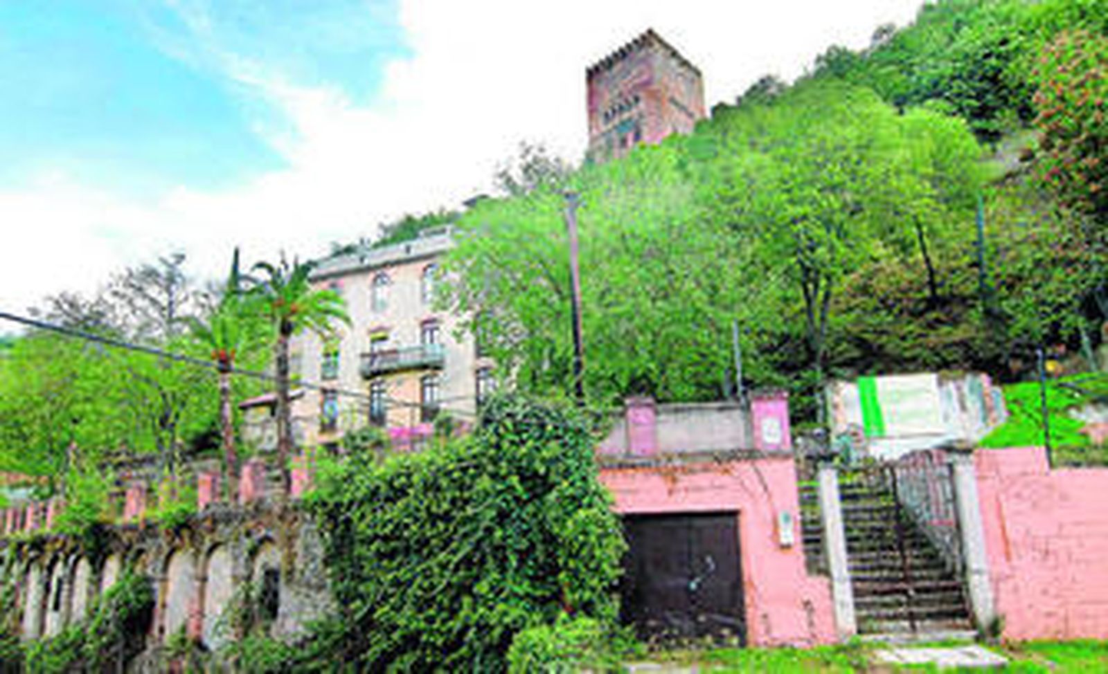 El antiguo edificio se encuentra en una de las faldas del monumento nazarí, uno de los enclaves más bellos de la ciudad y que se pretende poner en valor.