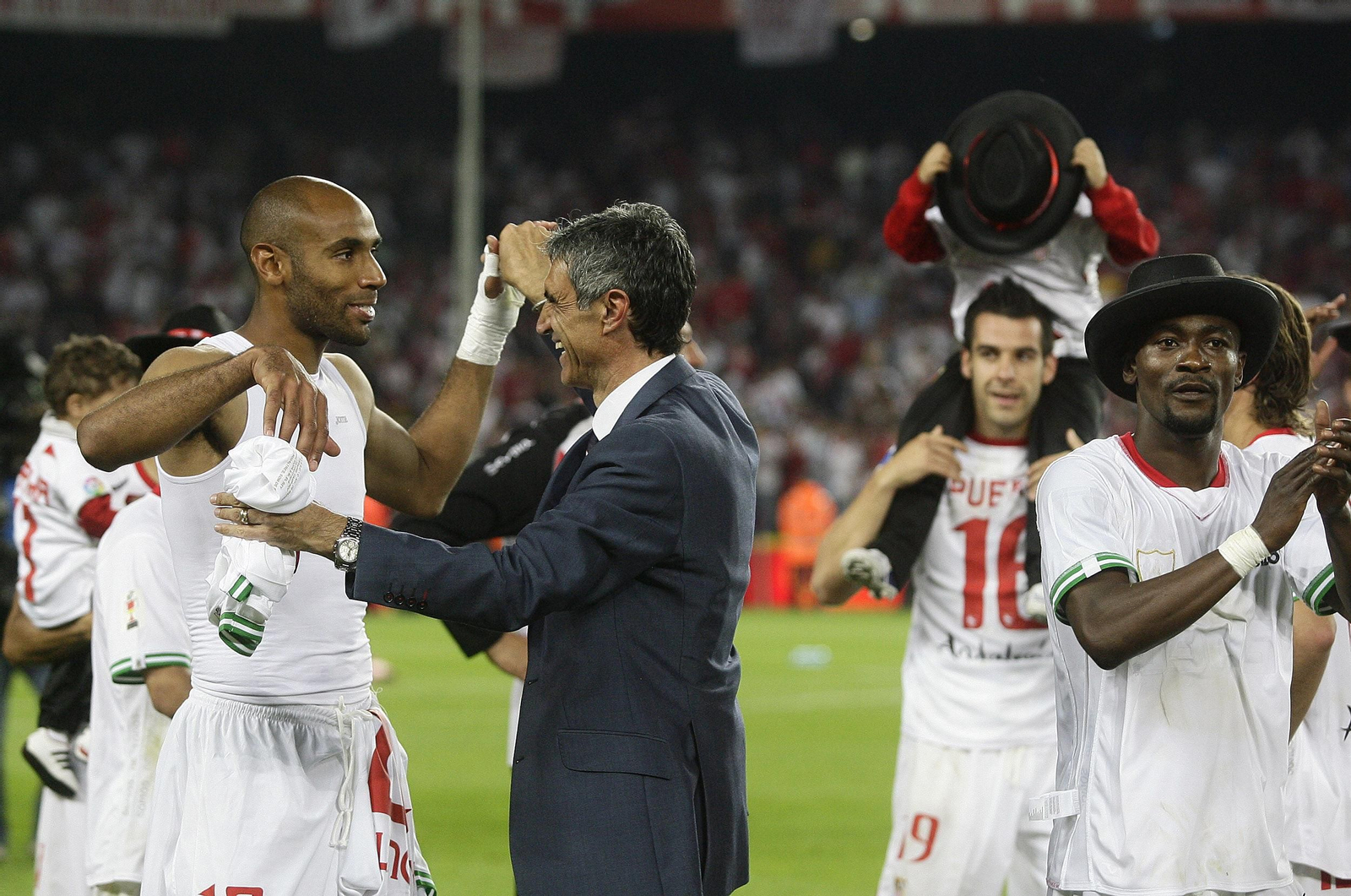 Antonio Álvarez celebra con Kanoute la Copa del Rey de 2010.