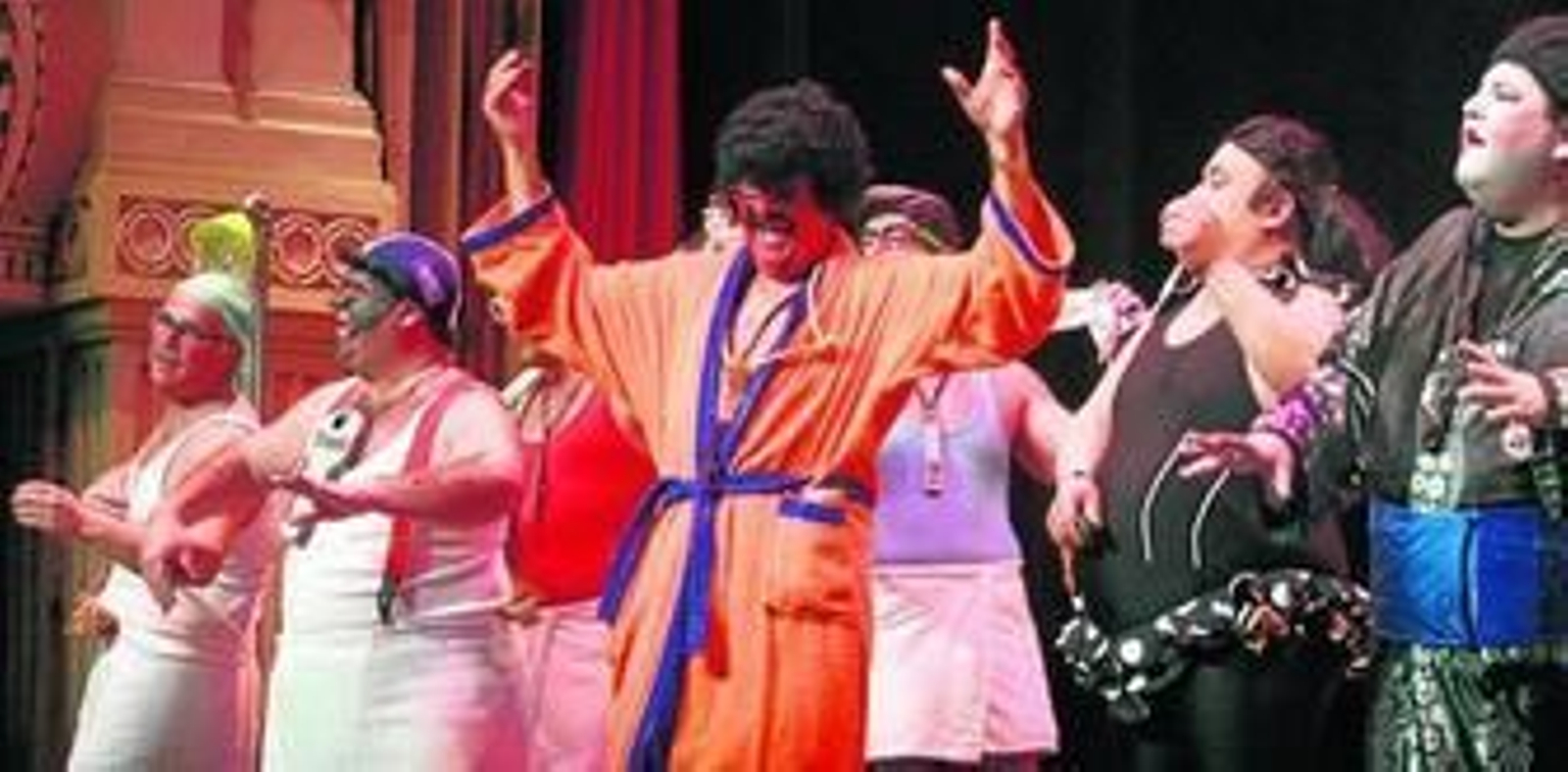 1. La murga El Carnaval spa relajarse, de Huelva, durante su actuación en el Gran Teatro. 2. Dos componentes del cuarteto El golpe, de                       Los Palacios y Villafranca. 3. La comparsa Los druidas, de Sevilla.                              4. Integrantes de La chirigota más mala de la historia, de Sevilla.                      5. La comparsa Los cepillahuesos, de Punta Umbría. 6. La comparsa mixta Donde nos lleve el viento, de Las Cabezas de San Juan.