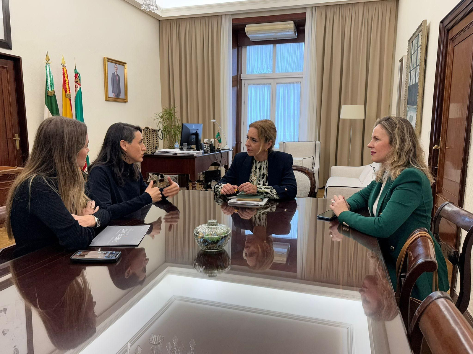 María Espejo y Lidia María Jaime durante la reunión con la presidenta de Diputación, Almudena Martínez, y la diputada de Cultura, Vanesa Beltrán.