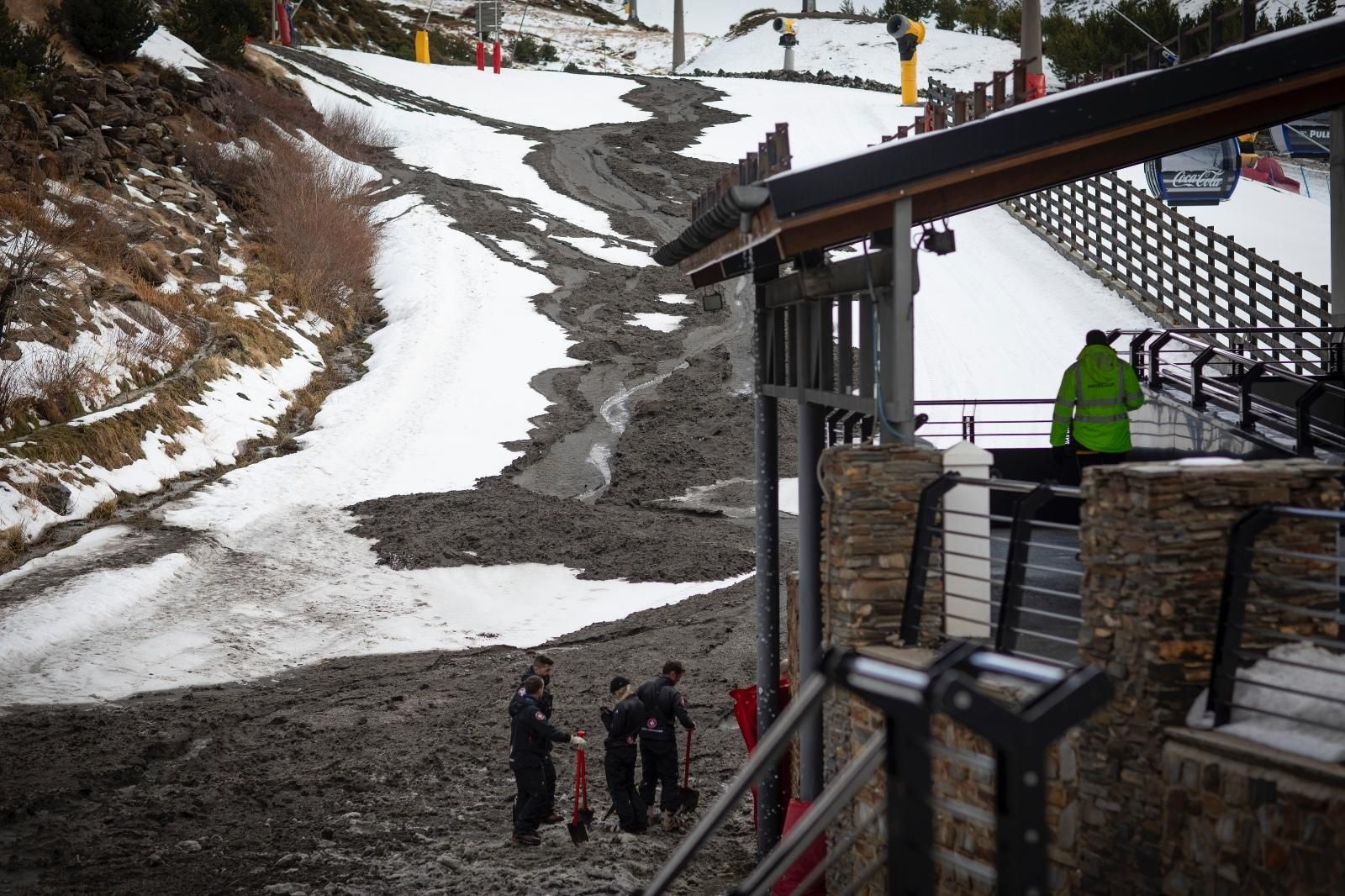 Fotogalería | La lengua de agua, nieve y barro que inunda Sierra Nevada