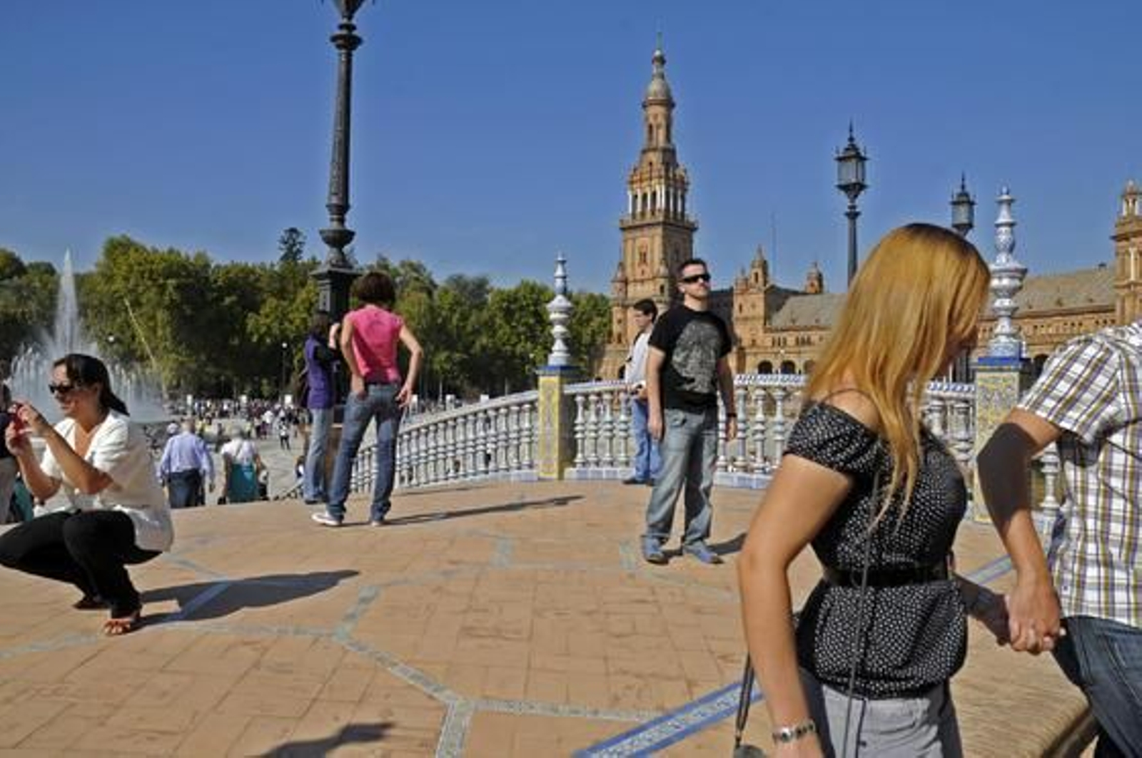 Los sevillanos disfrutan de la "nueva" Plaza de España.

Foto: Juan Carlos Vázquez