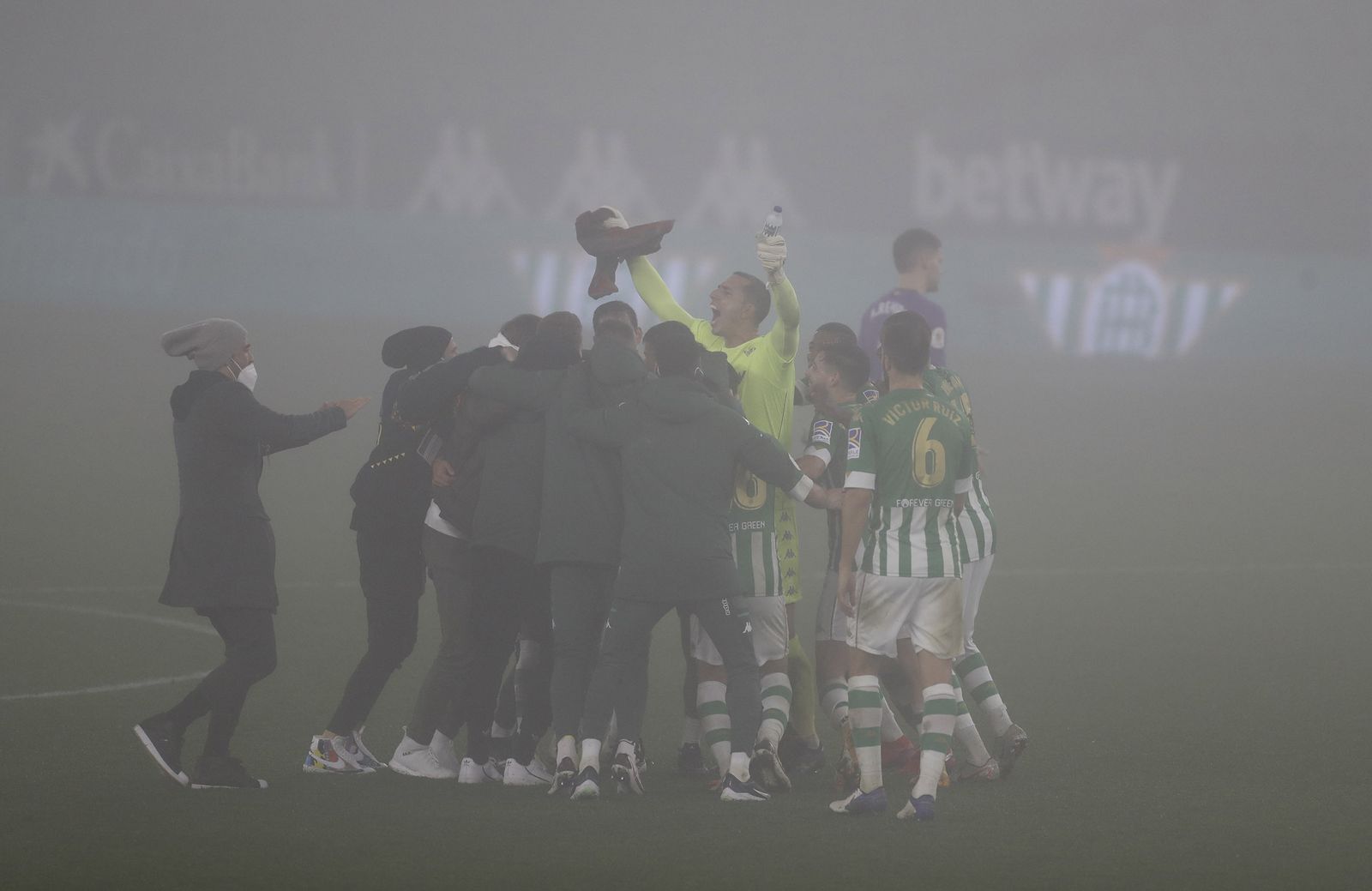 Los jugadores del Betis celebran la clasificación en la eliminatoria ante la Real del pasado año.