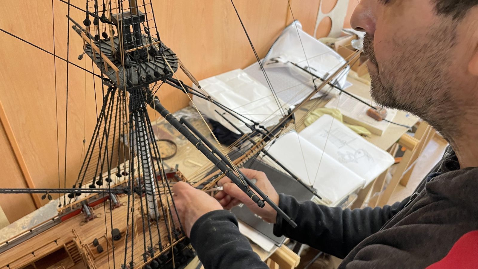 Agudo trabaja el cordelaje de la maqueta del 'Algeciras'.