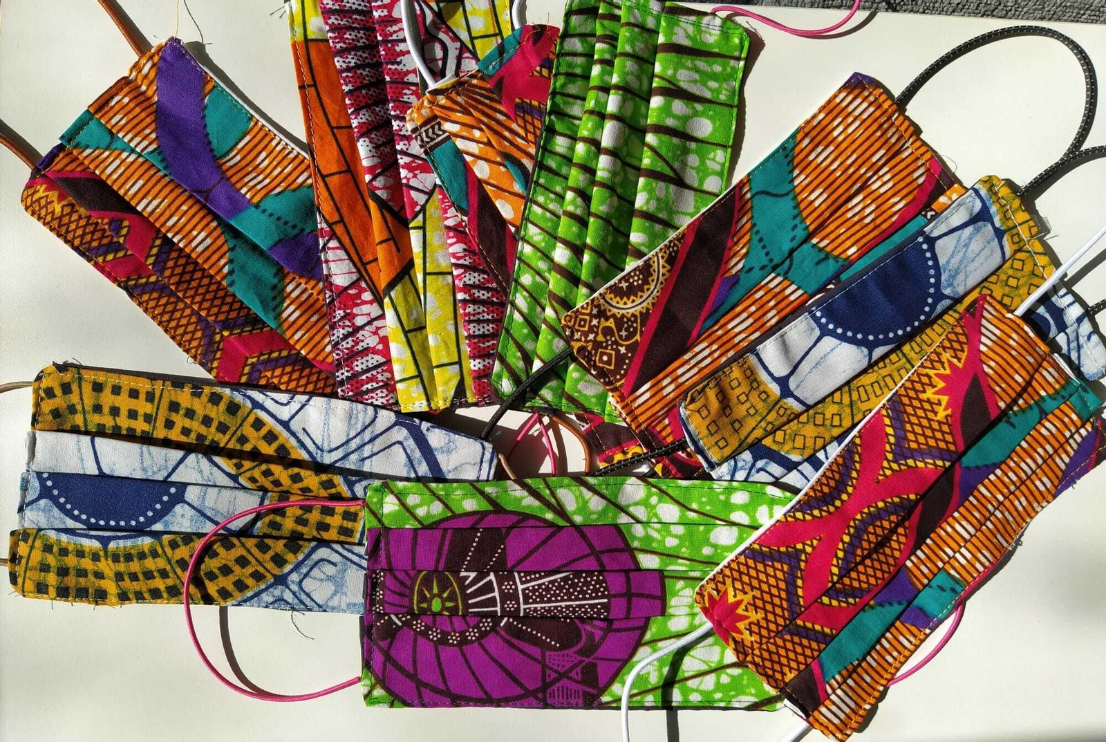 Algunas de las mascarillas confeccionadas por Elena Cuasante con telas africanas.