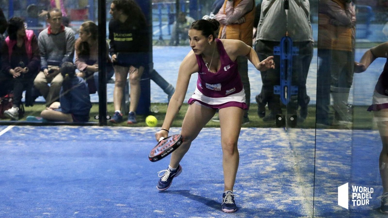 Nuria Rodríguez devuelve una bola en una jornada en la que sumó dos victorias.