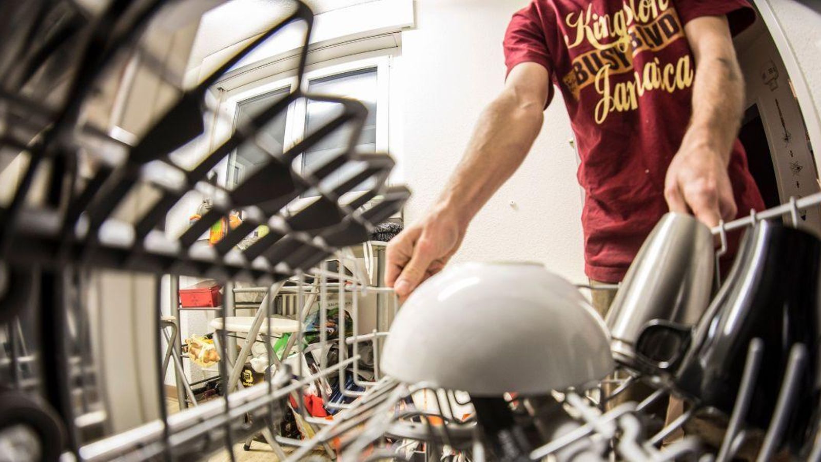 ¿Cómo limpiar el lavavajillas para que no huela mal?