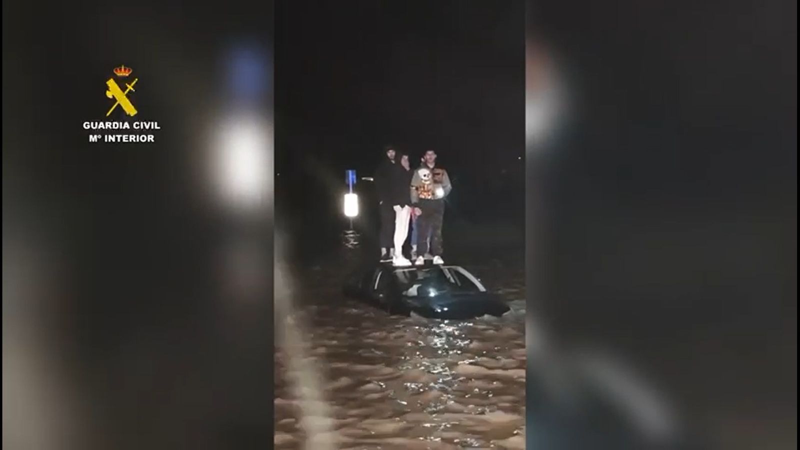 Los jóvenes rescatados sobre el techo del coche