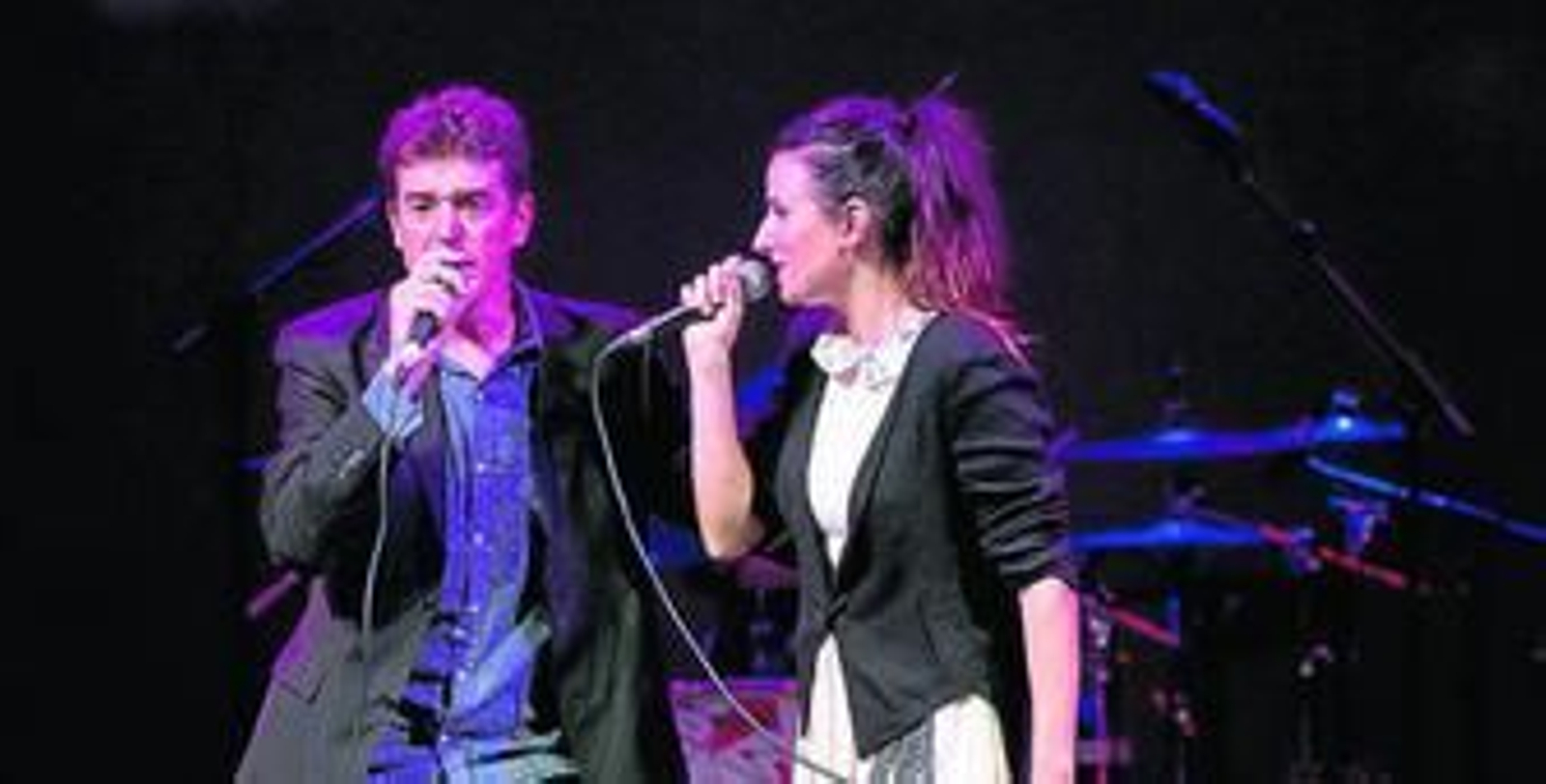 Javier Ojeda junto a Laura Insausti, vocalista de Dry Martina, durante su actuación.