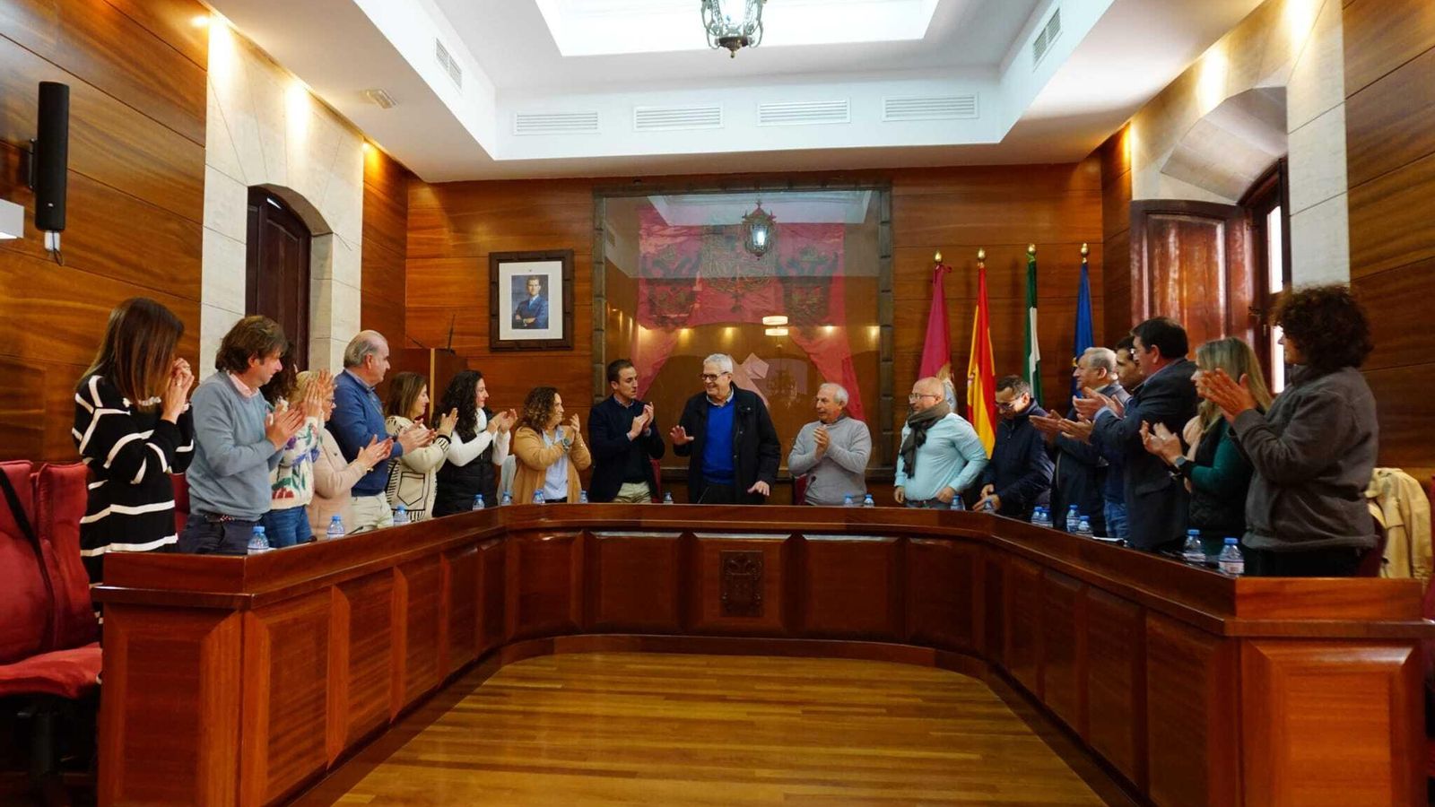 El Pleno da una ovación al exalcalde José Carmelo Jorge.