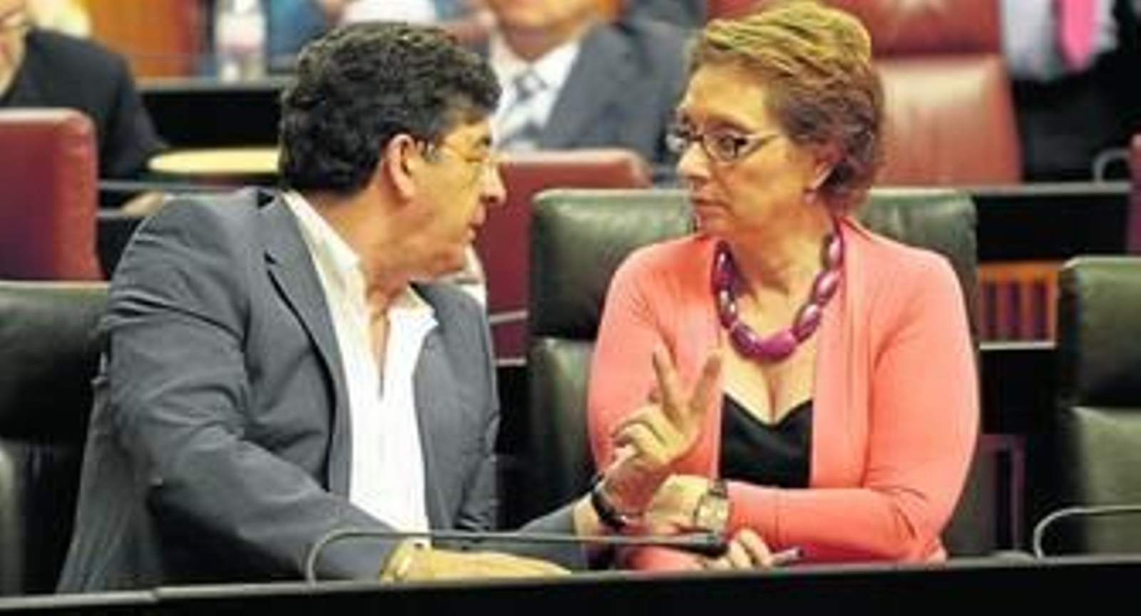 Carmen Martínez Aguayo conversa con Diego Valderas, ayer en el Parlamento.