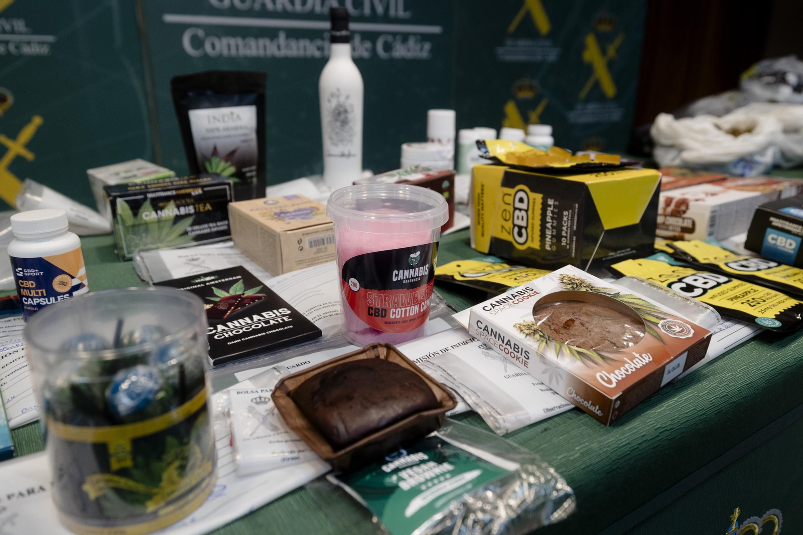 Las imágenes del material incautado por la Guardia Civil en la operación "sumiflor"