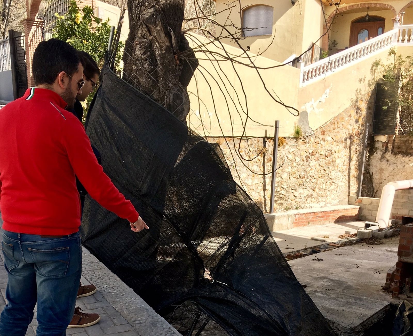 Dirigentes del PSOE de Lanjarón, en las obras del lavadero desaparecido