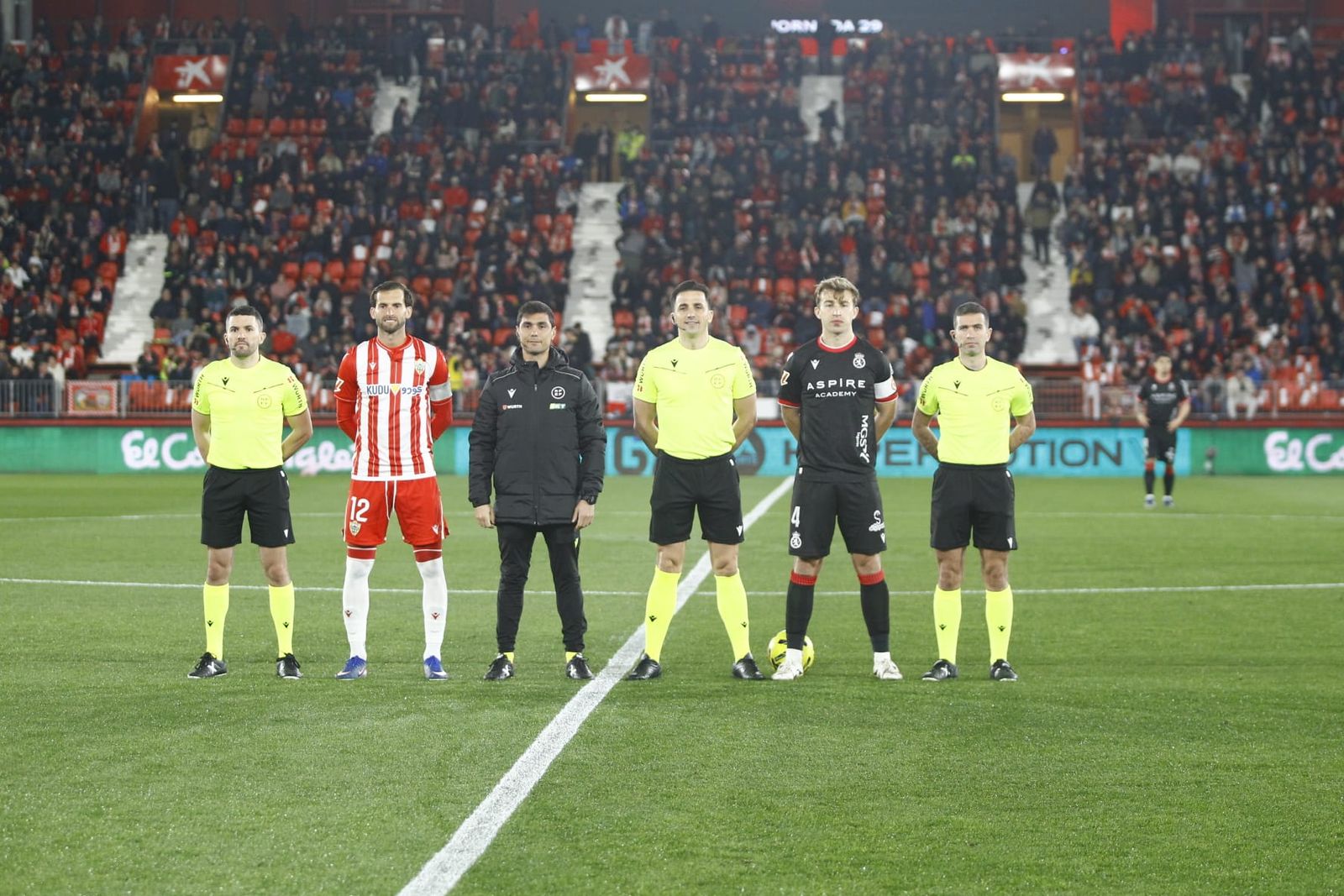 La típica foto de los capitanes con la terna arbitral que nunca suele salir publicada