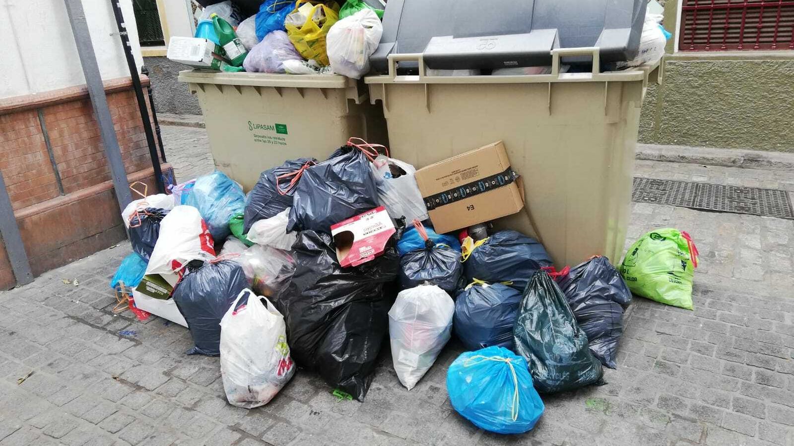 Aspecto que presentaba la calle esta mañana, con sólo dos contenedores.