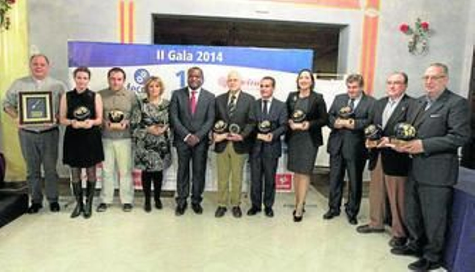 Foto de familia de los nueve galardonados.