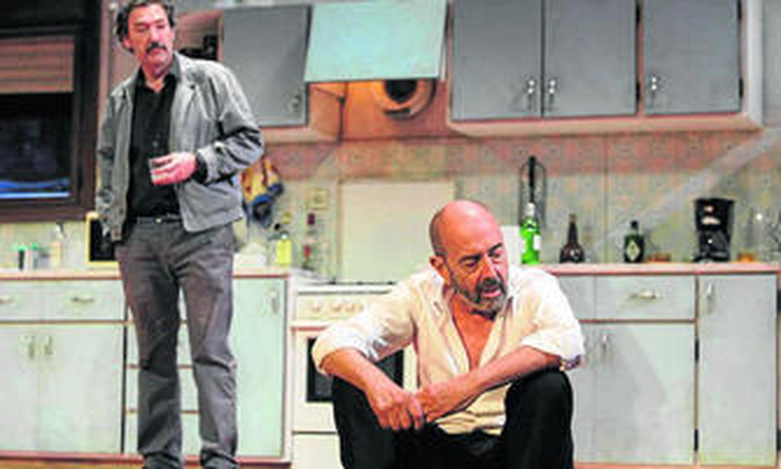 Miguel Rellán, en primer  término, en un momento de la obra.