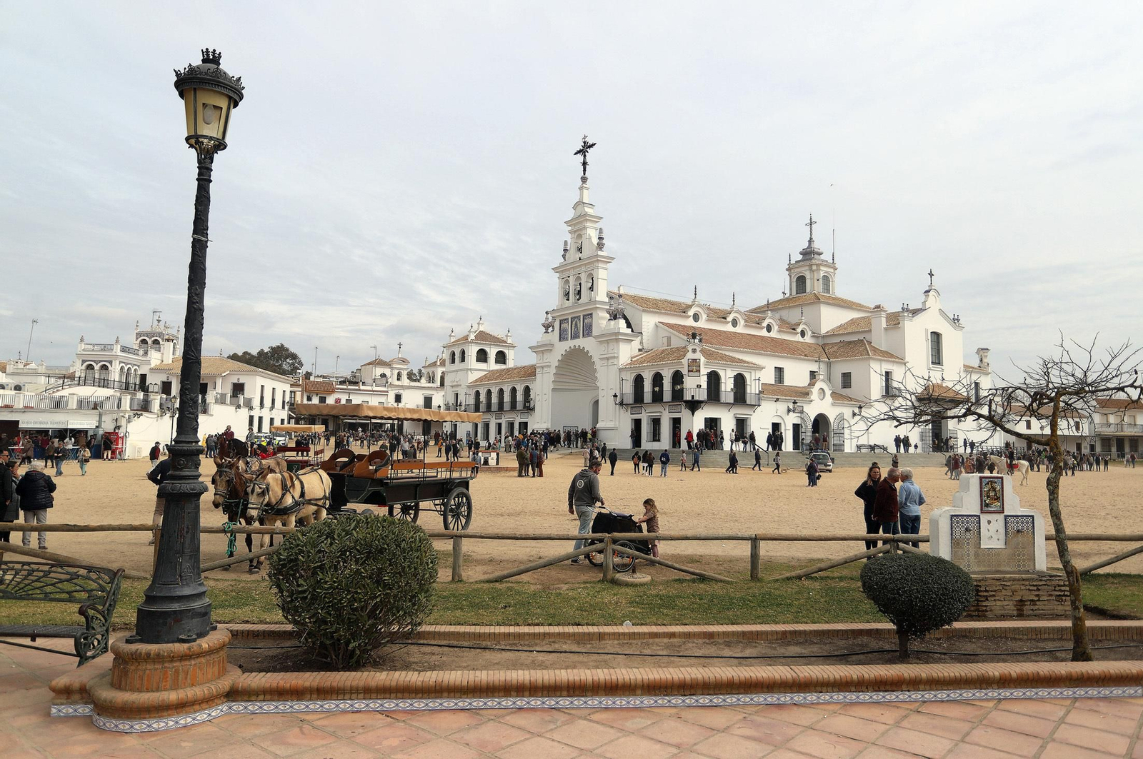Imágenes del gran ambiente en la aldea de El Rocío en la mañana del domingo