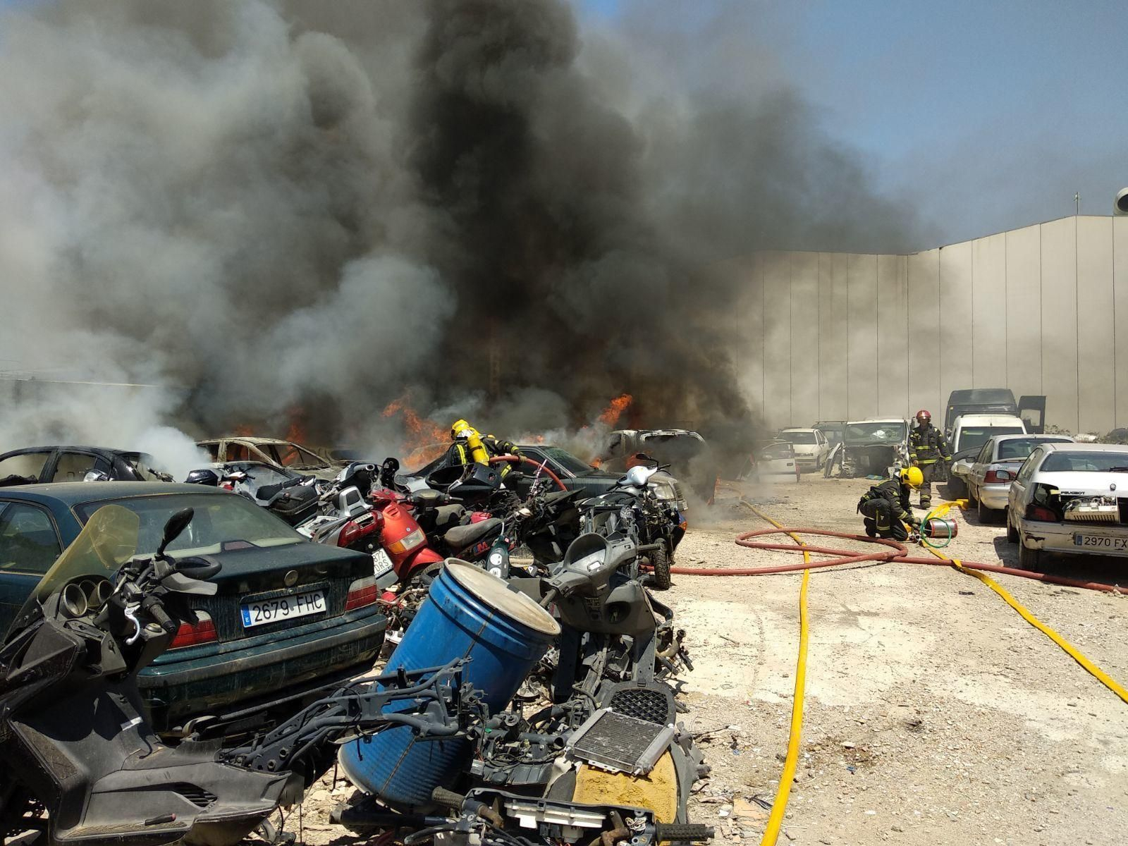 Varios vehículos afectados por el fuego