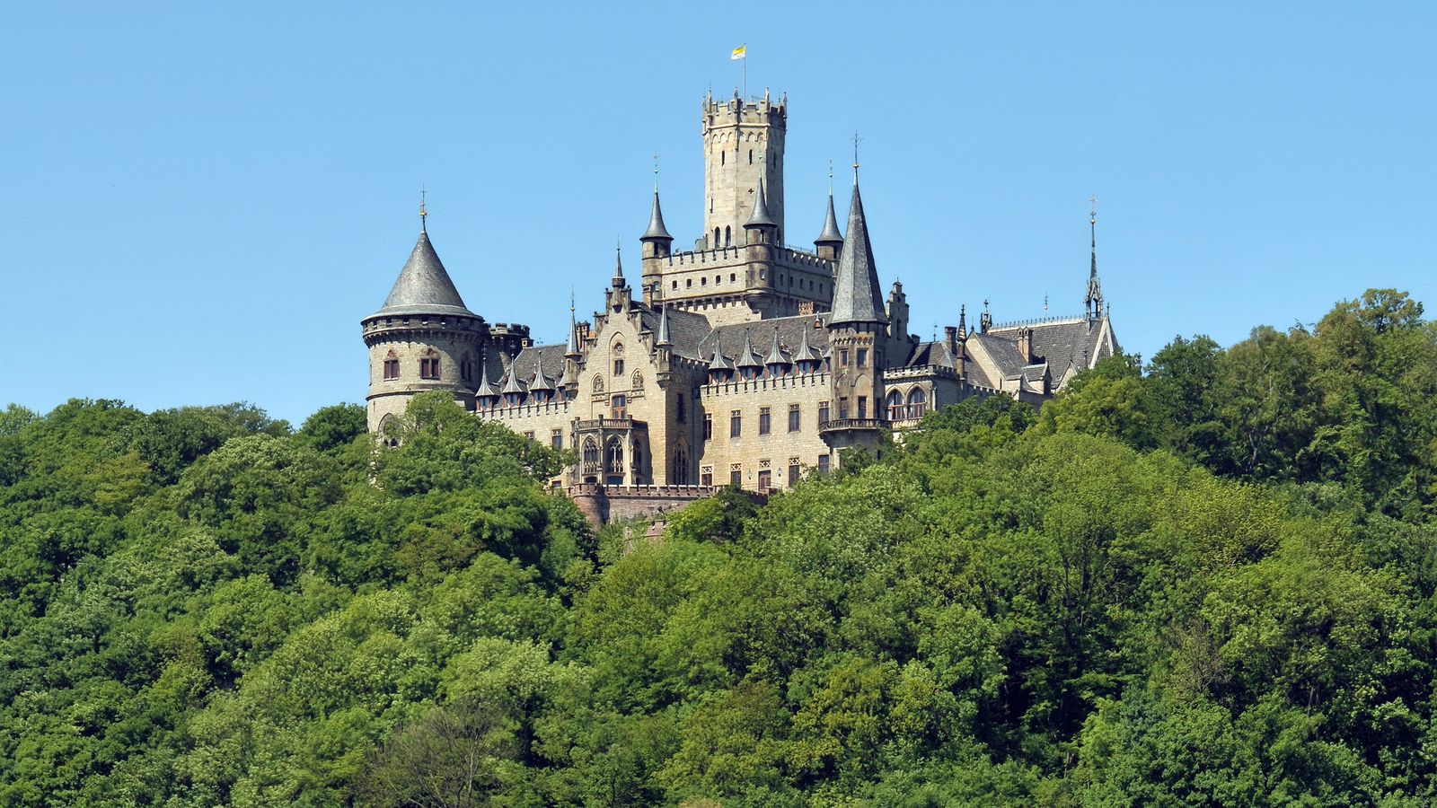 Panorámica del castillo de Marienburg, situado sobre una colina.