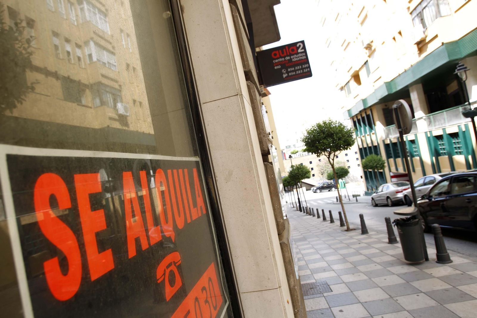 Un cartel en un local de Algeciras que informa de que se alquila.