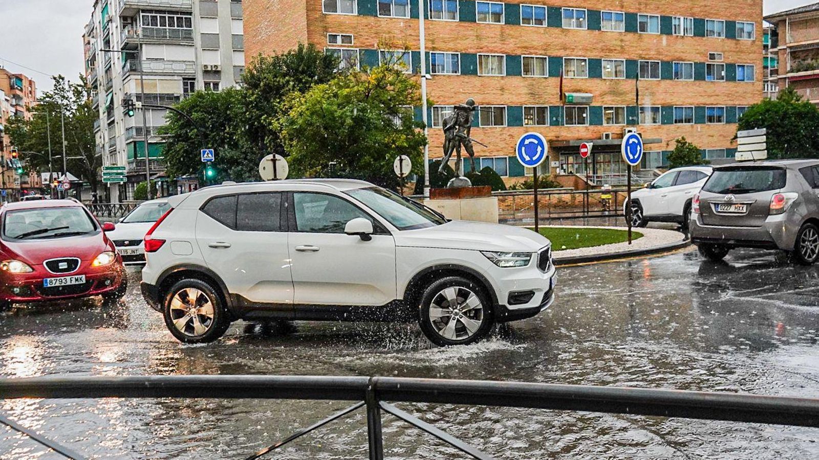 Varios vehículos circulan sobre el suelo lleno de agua.