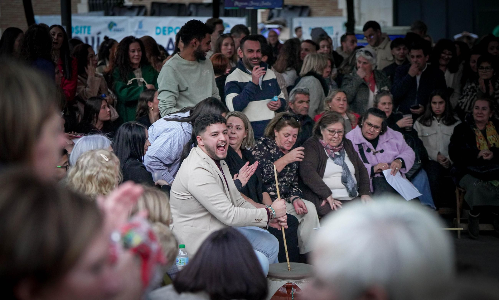 Imágenes del gran ambiente el primer día de zambombas en Jerez