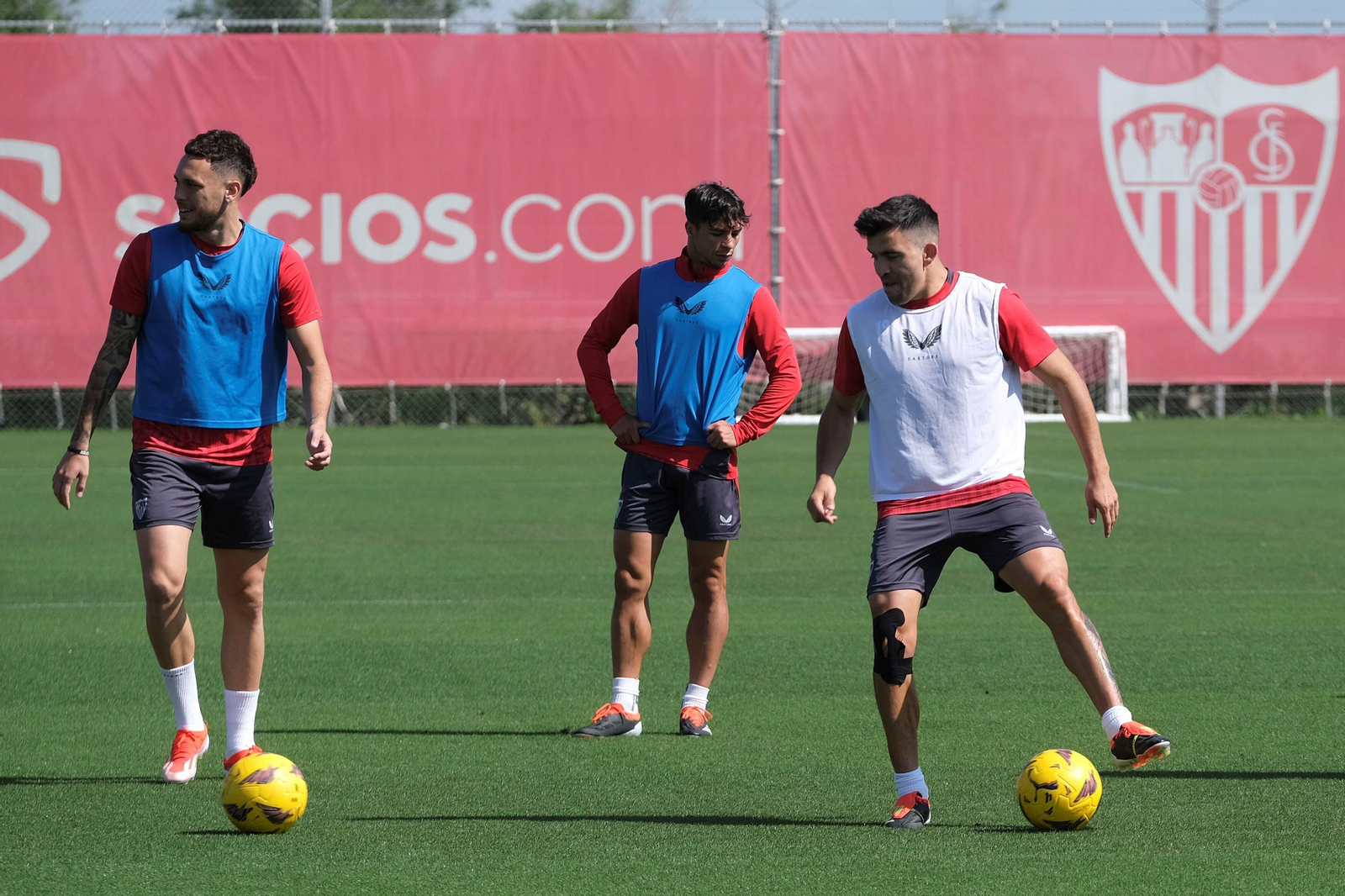 Óliver Torres durante una sesión de esta semana tras Ocampos y Acuña.