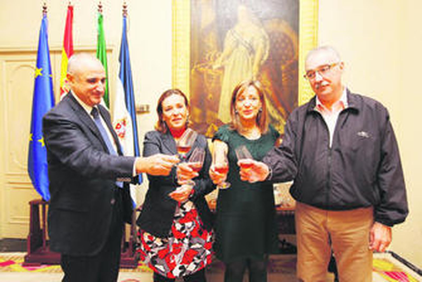 Francisco Romero, Ana María Sabido, la alcaldesa y Antonio Padillo brindan tras su nombramiento, ayer en el Consistorio.