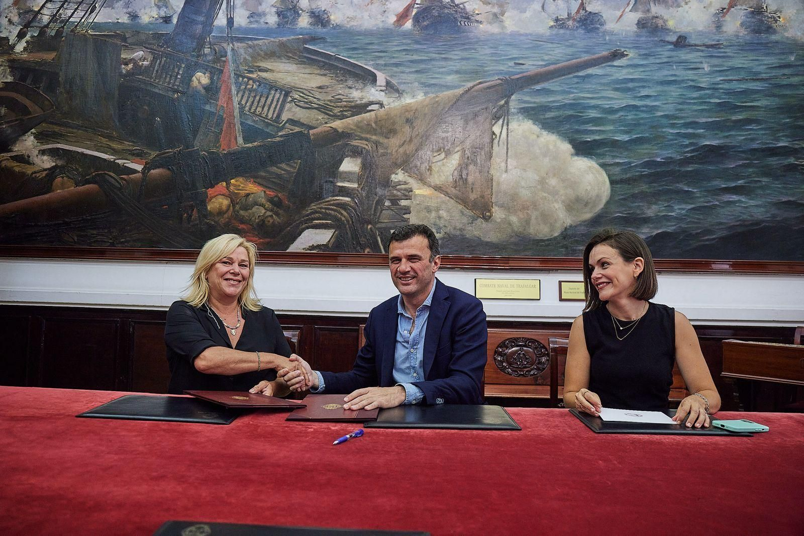 El alcalde, Bruno García, estrecha la mano de la presidenta de ACEX, Alicia Reyes, acompañado de Beatriz Gandullo. El alcalde, Bruno García, estrecha la mano de la presidenta de ACEX, Alicia Reyes, acompañado de Beatriz Gandullo.