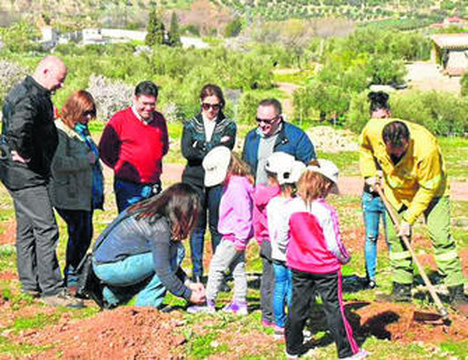 La delegada de Agricultura y alcalde de Pinos Puente asistieron a la plantación.