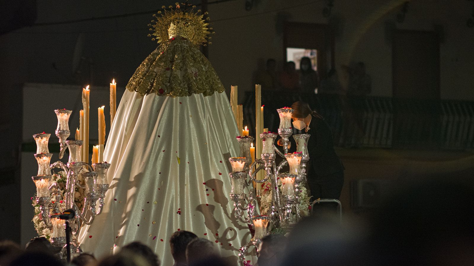 Camas vibra con su patrona en el regreso de las procesiones