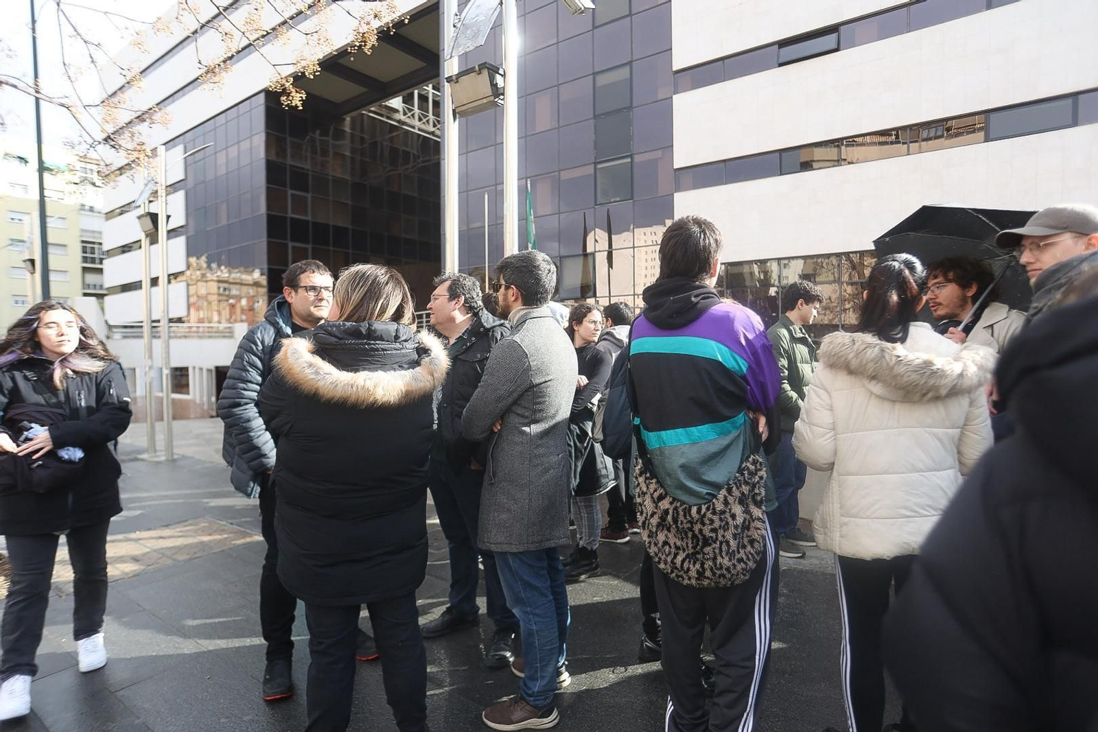 Un centenar de personas reclaman en Granada la libertad de los arrestados tras el altercado con Olona en la UGR