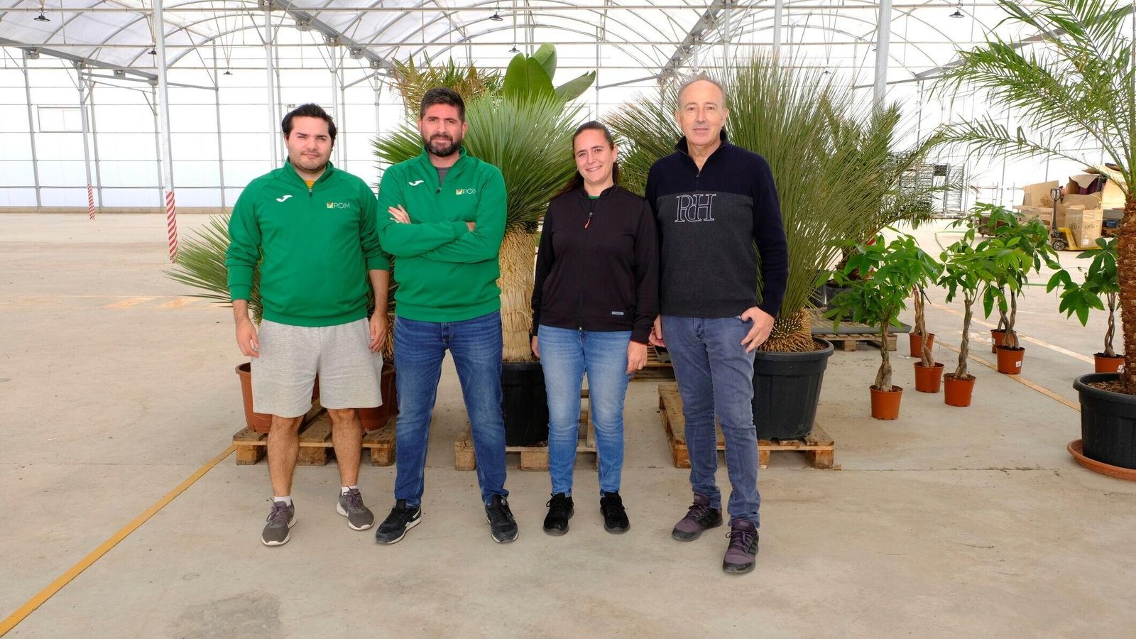 Dioni junto al equipo de P.O.M.