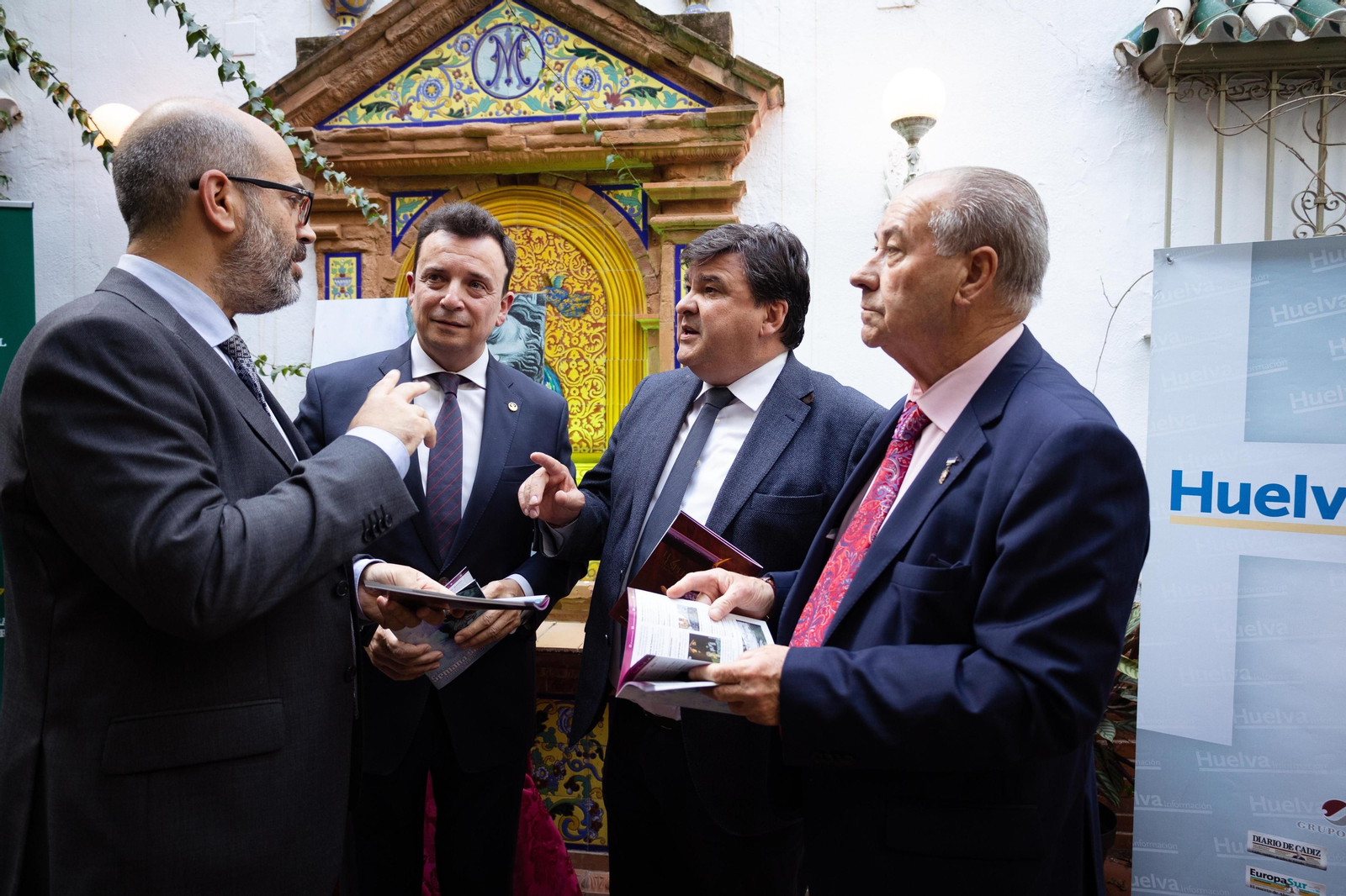 Imágenes de la presentación de la Guía de la Semana Santa de Huelva y su provincia 2023