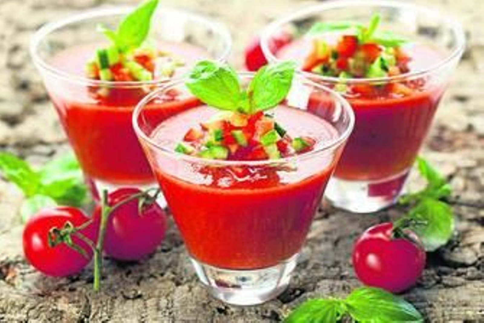 Un buen menú. Comer es una de las necesidades básicas del ser humano, pero más allá de la función nutritiva, también es una manera de ayudar a que el organismo luche contra los agentes nocivos externos. En el caso de esta época del año, el excesivo calor puede hacer que la sensación de fatiga y cansancio aumente, Para contrarrestarlo, nada mejor que ayudarse de comidas ligeras, mucho líquido, frutas, y helados naturales hipocalóricos.