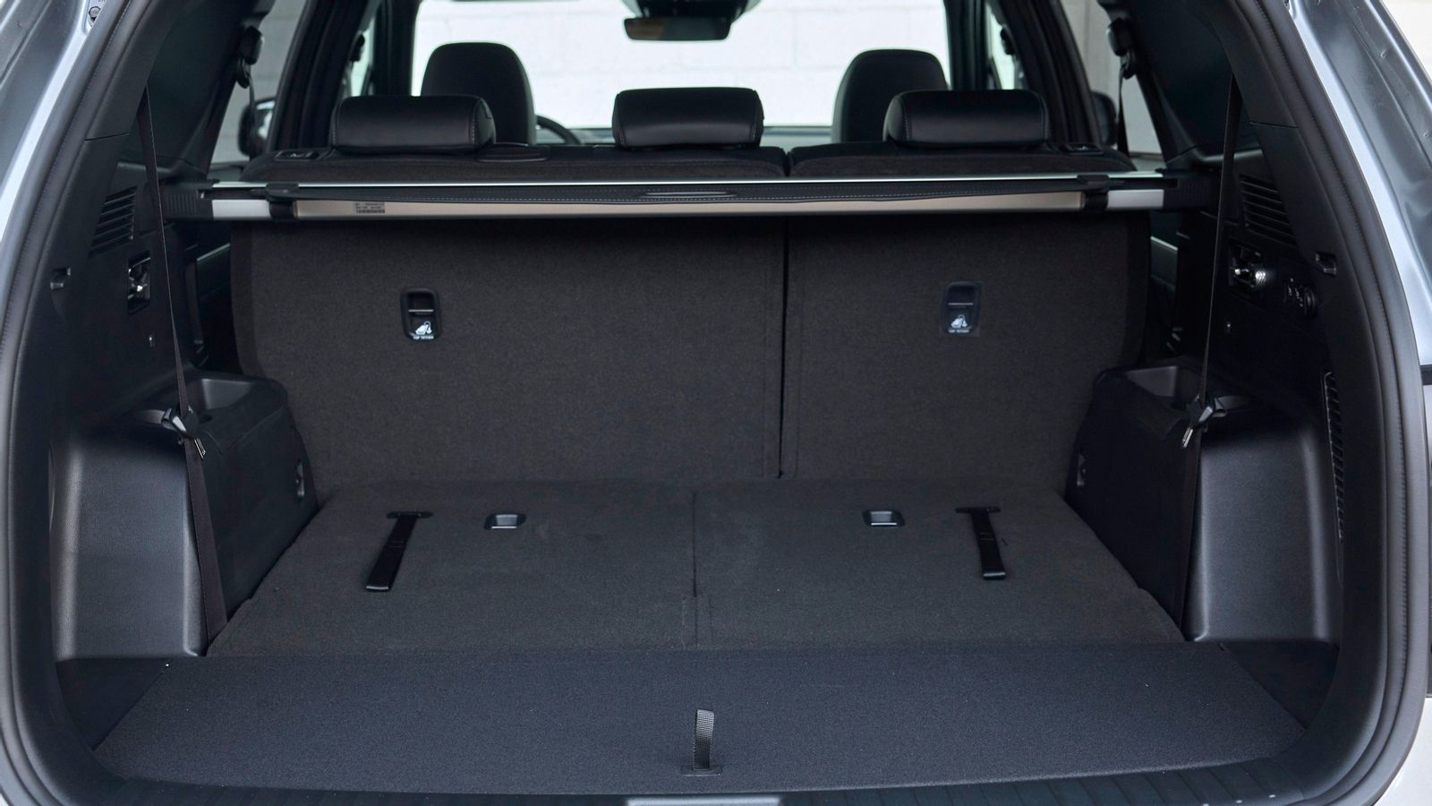 Con la tercera fila plegada y formando parte del suelo, el maletero ofrece siempre más de 600 litros de volumen. No es una capacidad de récord entre los SUV con un tamaño de carrocería parecido, pero sí se mueve en torno a la media. Con la tercera fila plegada y formando parte del suelo, el maletero ofrece siempre más de 600 litros de volumen. No es una capacidad de récord entre los SUV con un tamaño de carrocería parecido, pero sí se mueve en torno a la media.
