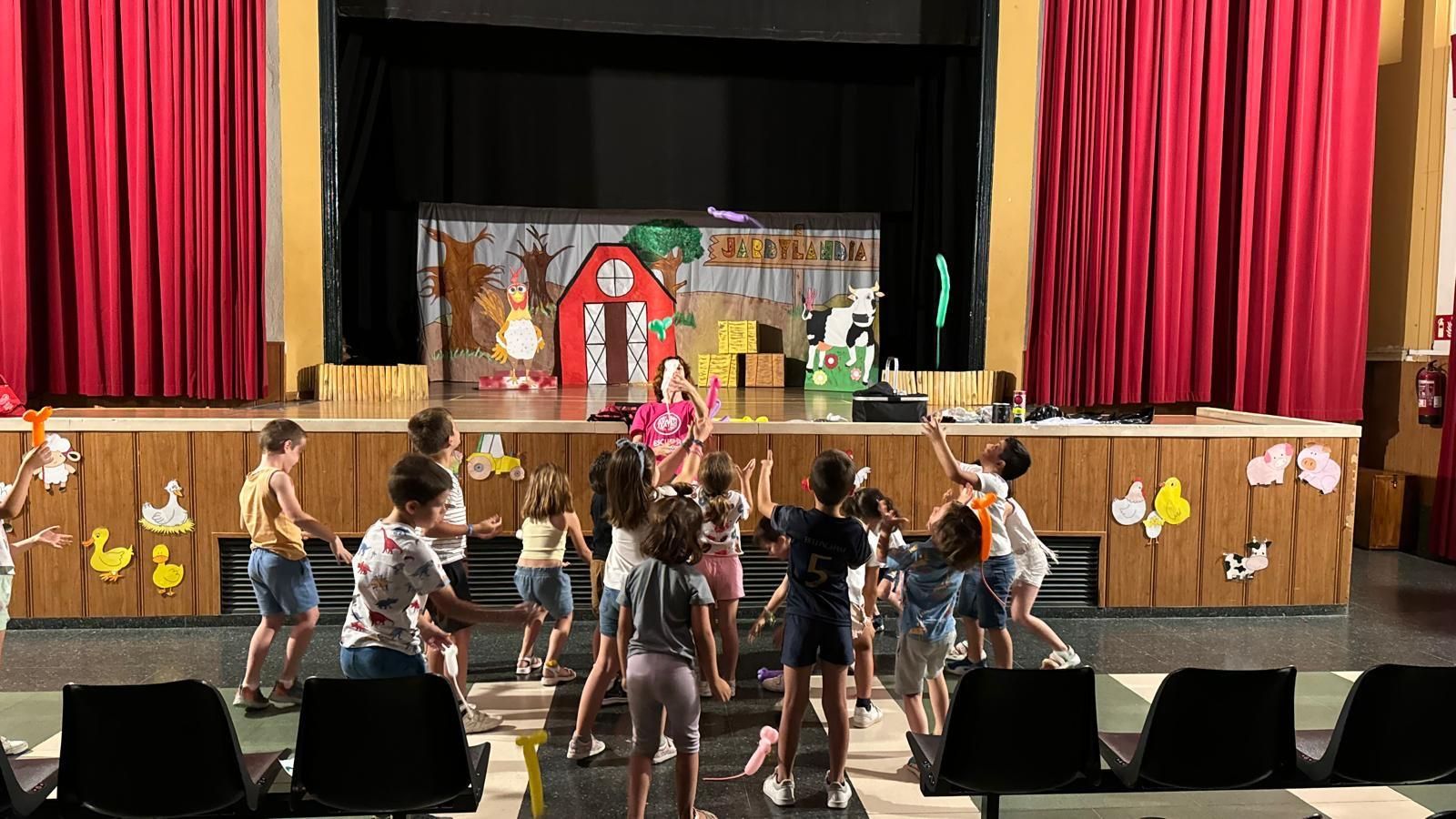 Alumnos, durante una actividad en el Teatro Avanti.