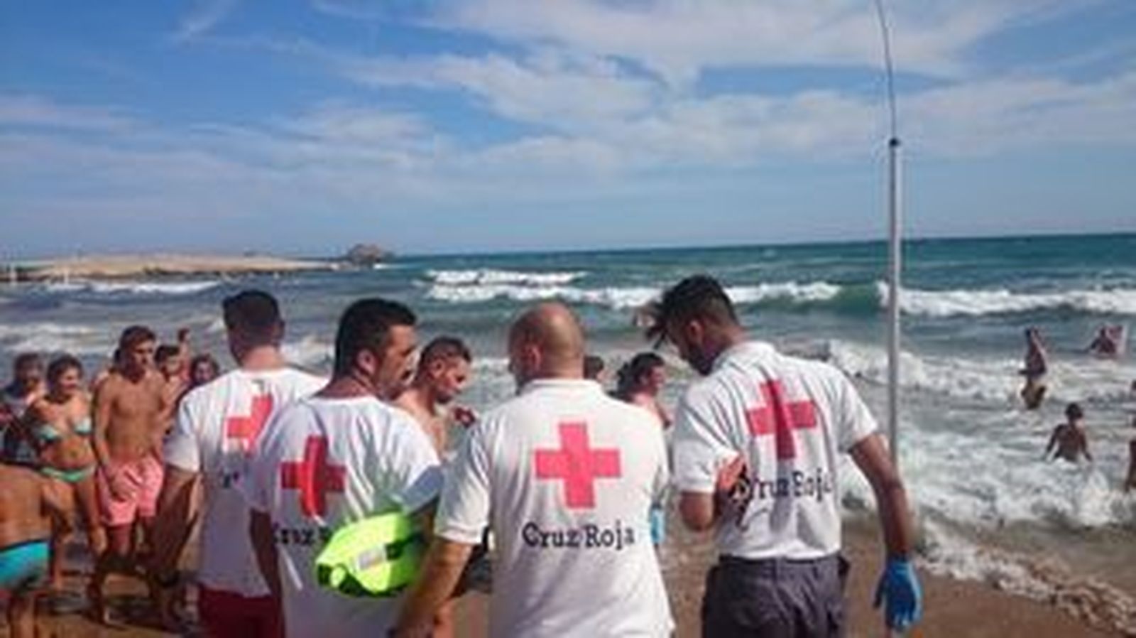 Los efectivos de Cruz Roja tuvieron que intervenir en varias ocasiones pese a las advertencias de peligro.