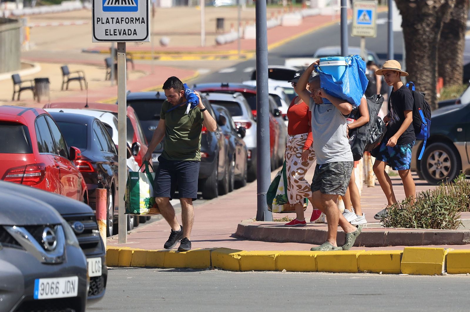 Coches aparcados en Matalascañas un día de verano.